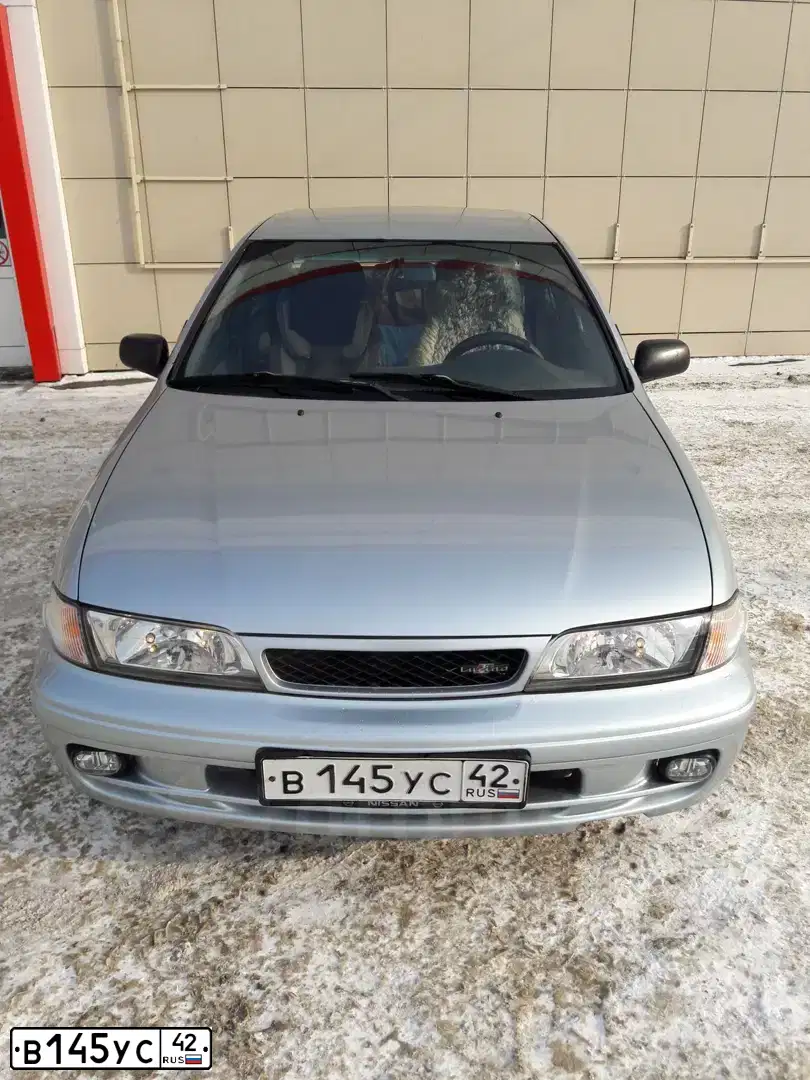 Фото автомобиля NISSAN ALMERA, 1997 — госномер В145УС42. Цвет: серебристый