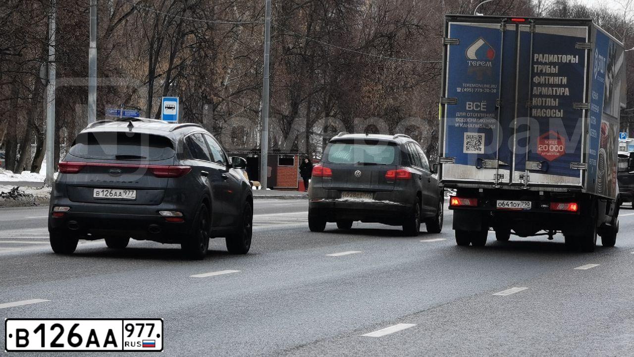 Фото автомобиля KIA SPORTAGE, 2022 — госномер В126АА977. Цвет: СЕРЫЙ