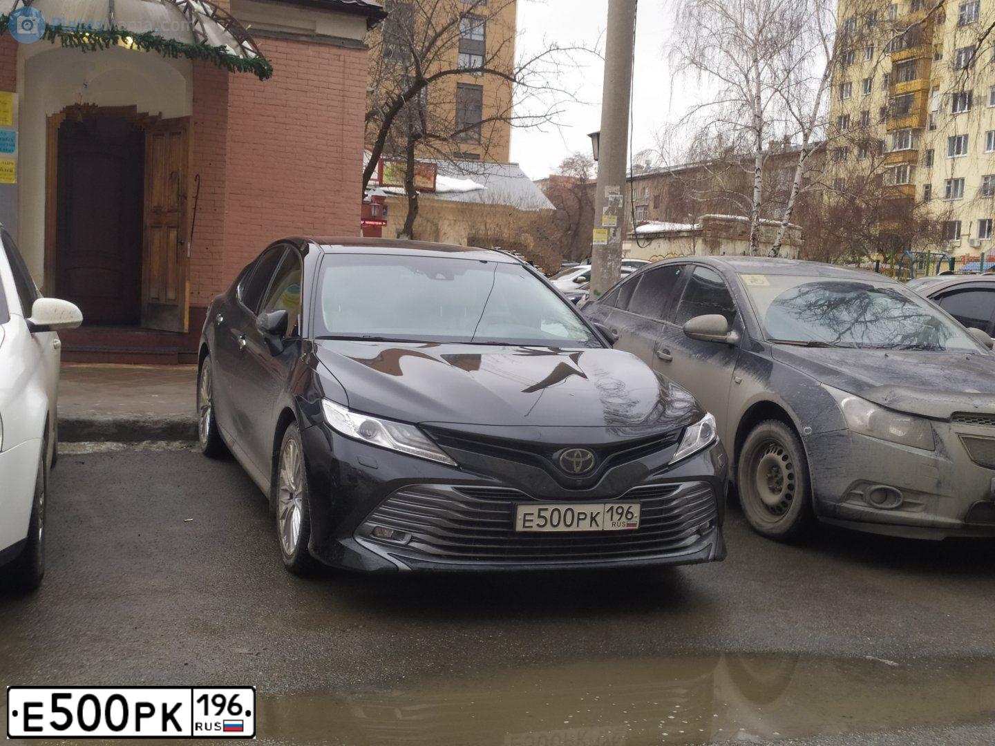 Фото автомобиля TOYOTA CAMRY, 2019 — госномер Т999СА96. Цвет: ЧЕРНЫЙ МЕТАЛЛИК