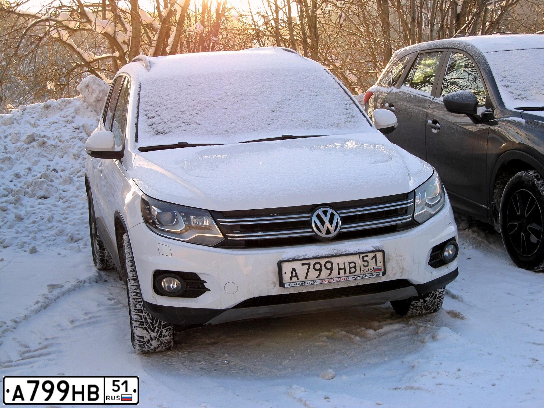 Фото автомобиля VOLKSWAGEN TIGUAN, 2013 — госномер А799НВ51. Цвет: Белый
