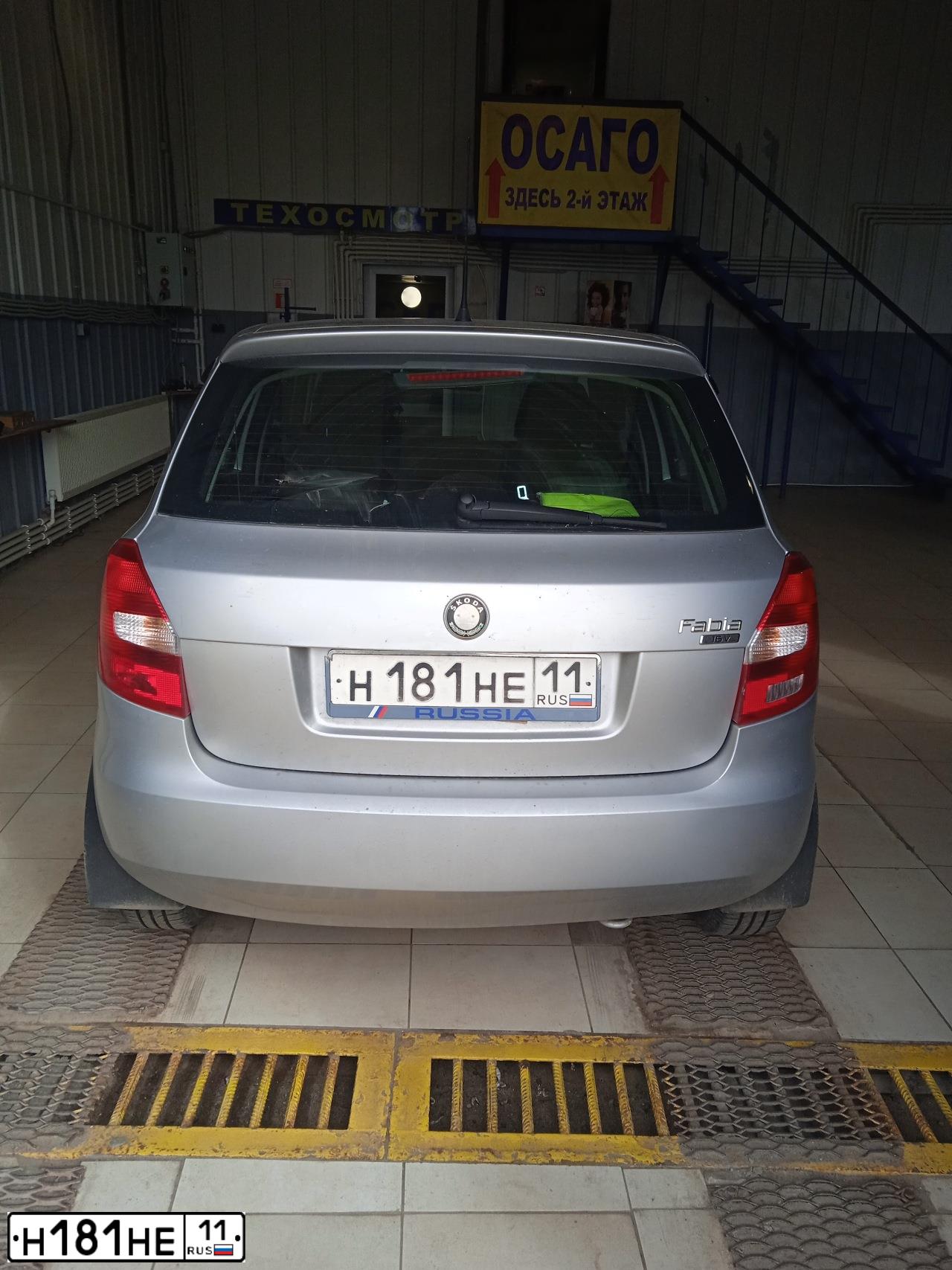 Фото автомобиля SKODA FABIA, 2010 — госномер Н181НЕ11. Цвет: Серебристый