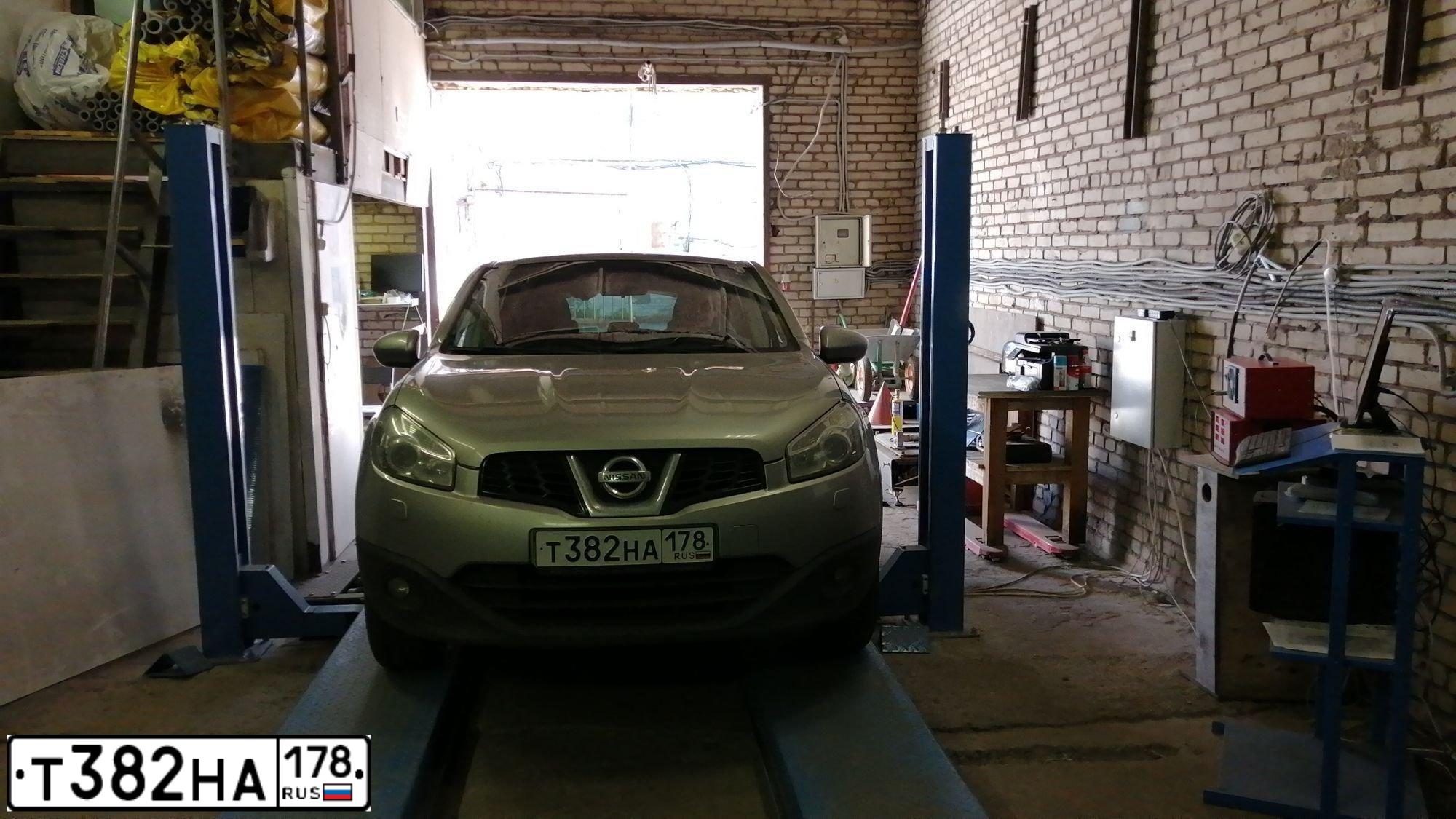 Фото автомобиля NISSAN QASHQAI, 2012 — госномер Т382НА178. Цвет: Серебристый
