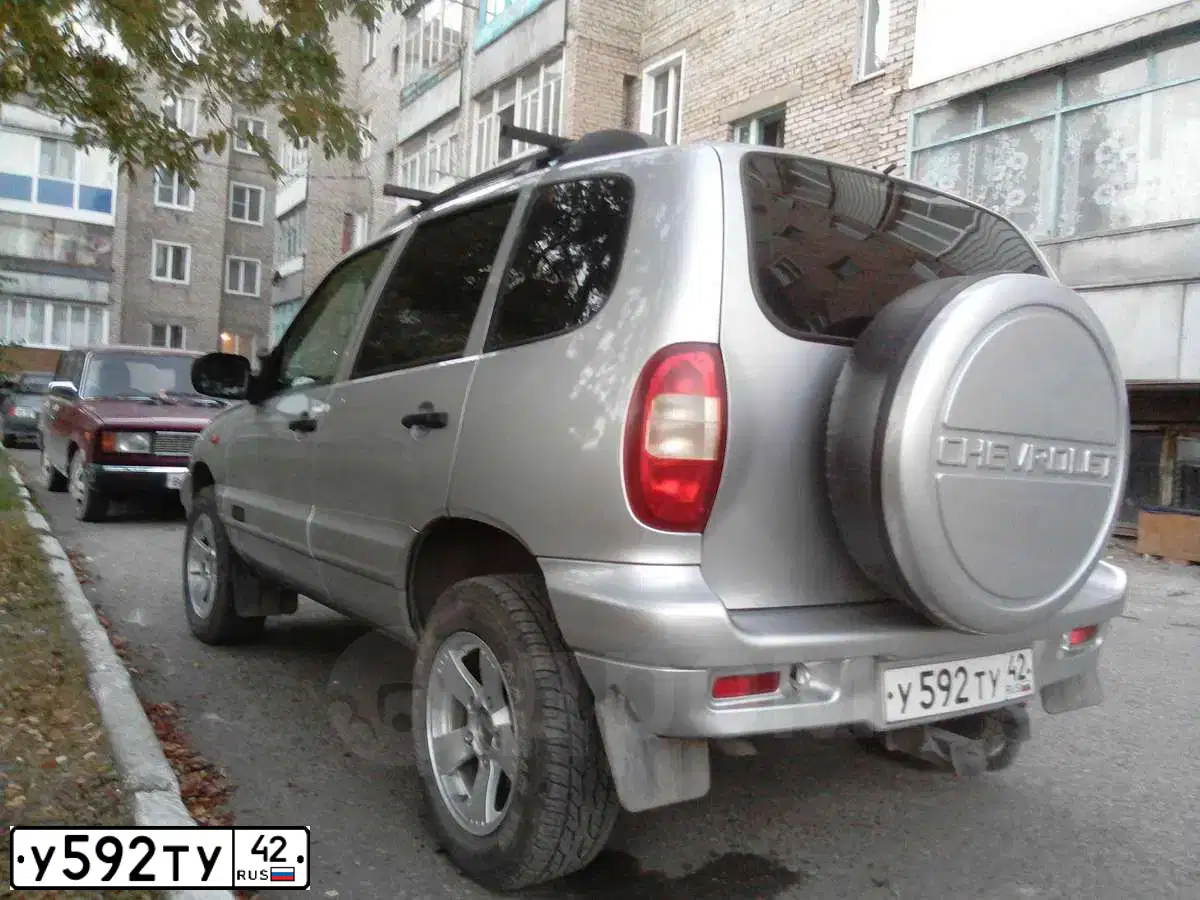 Фото автомобиля CHEVROLET NIVA, 2007 — госномер У592ТУ42. Цвет: светло-серебристый металлик