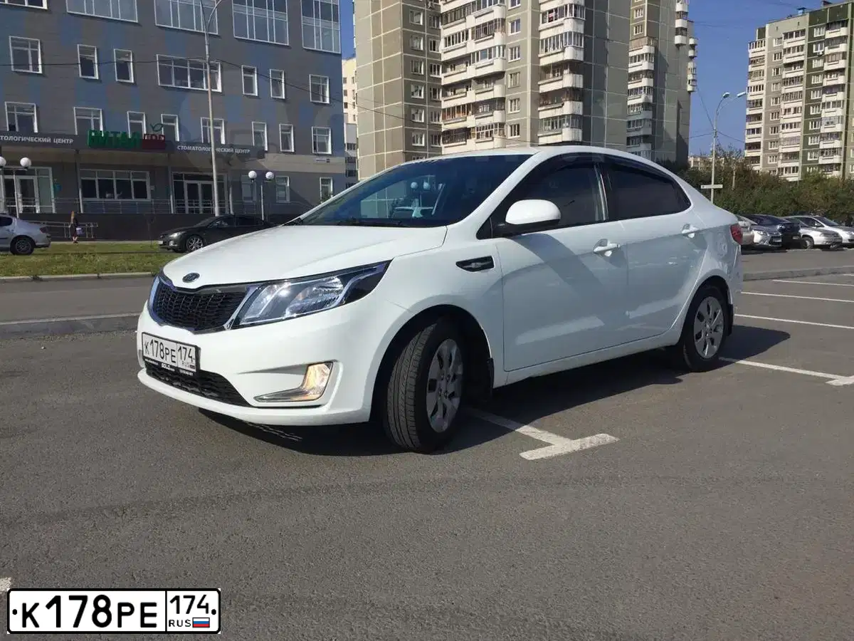 Фото автомобиля KIA RIO, 2012 — госномер М840ВМ196. Цвет: Белый