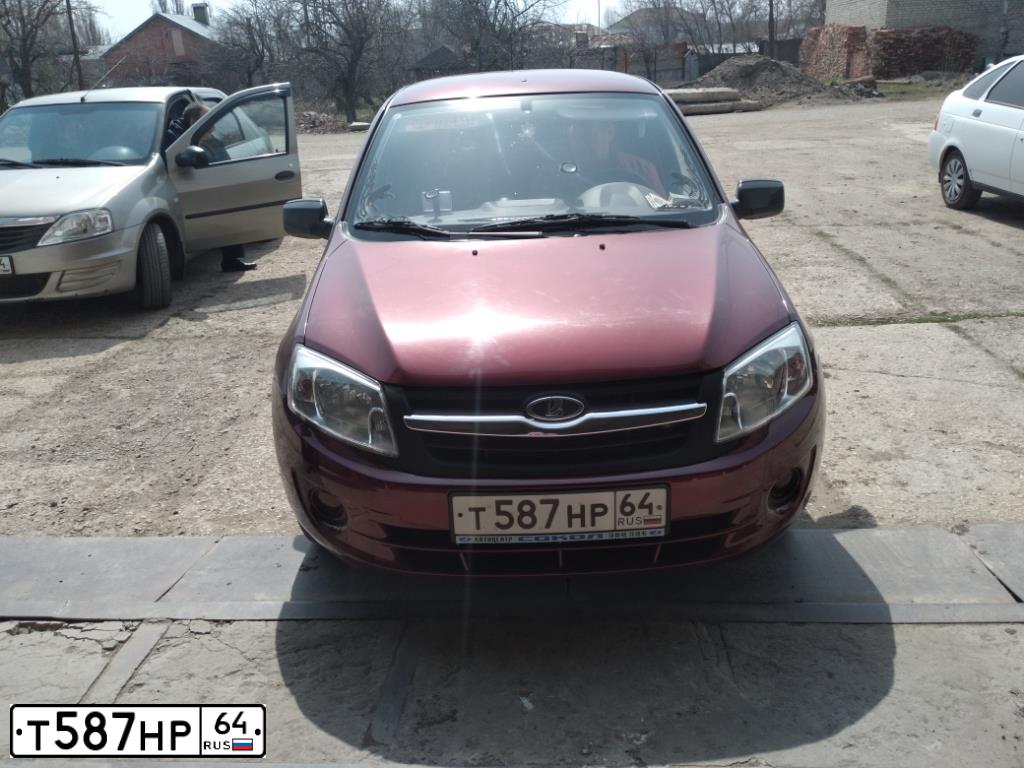 Фото автомобиля LADA 2190 GRANTA, 2013 — госномер Т587НР64. Цвет: СЕРЕБРИСТО-КРАСНЫЙ