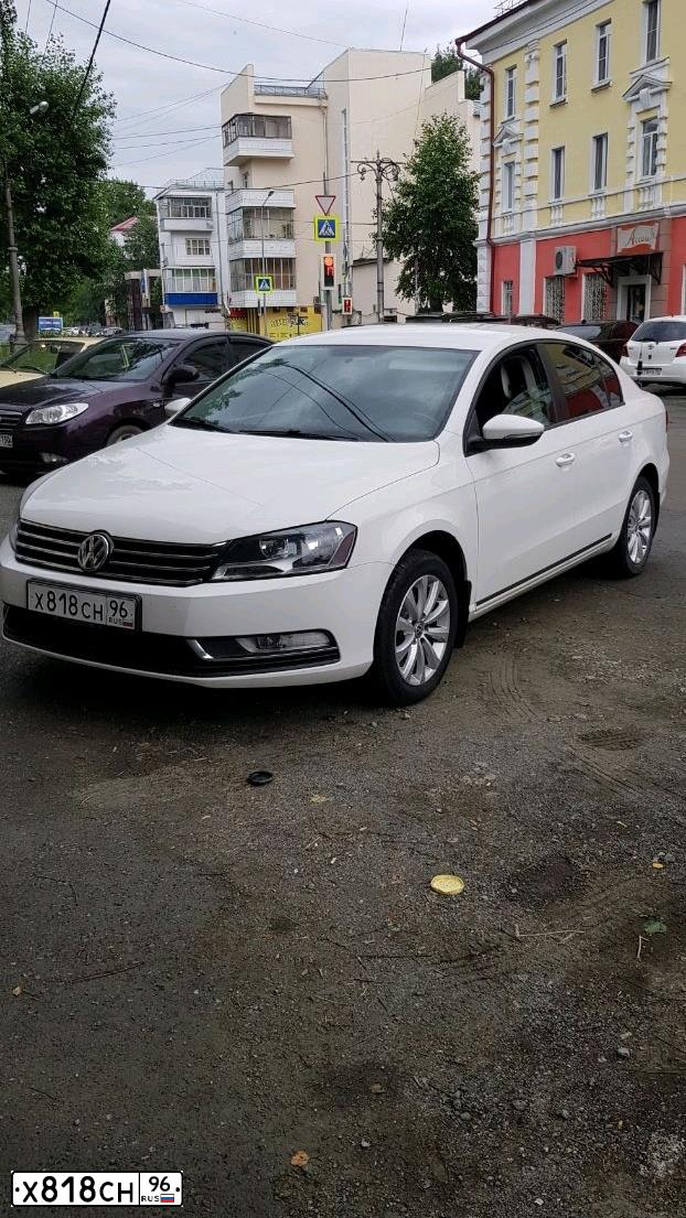 Фото автомобиля VOLKSWAGEN PASSAT, 2012 — госномер Х818СН96. Цвет: Белый