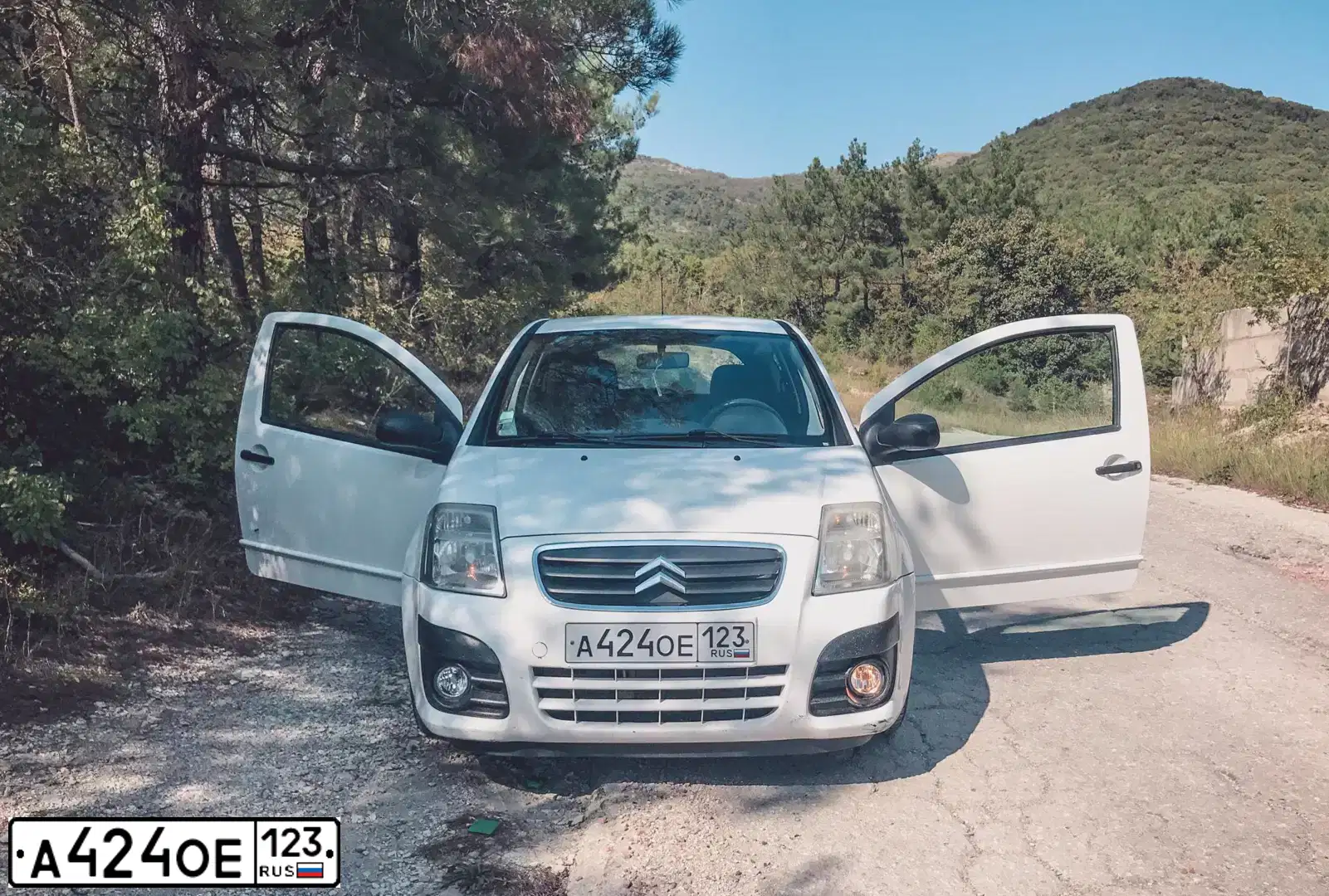 Фото автомобиля CITROEN C2, 2009 — госномер А424ОЕ123. Цвет: Белый