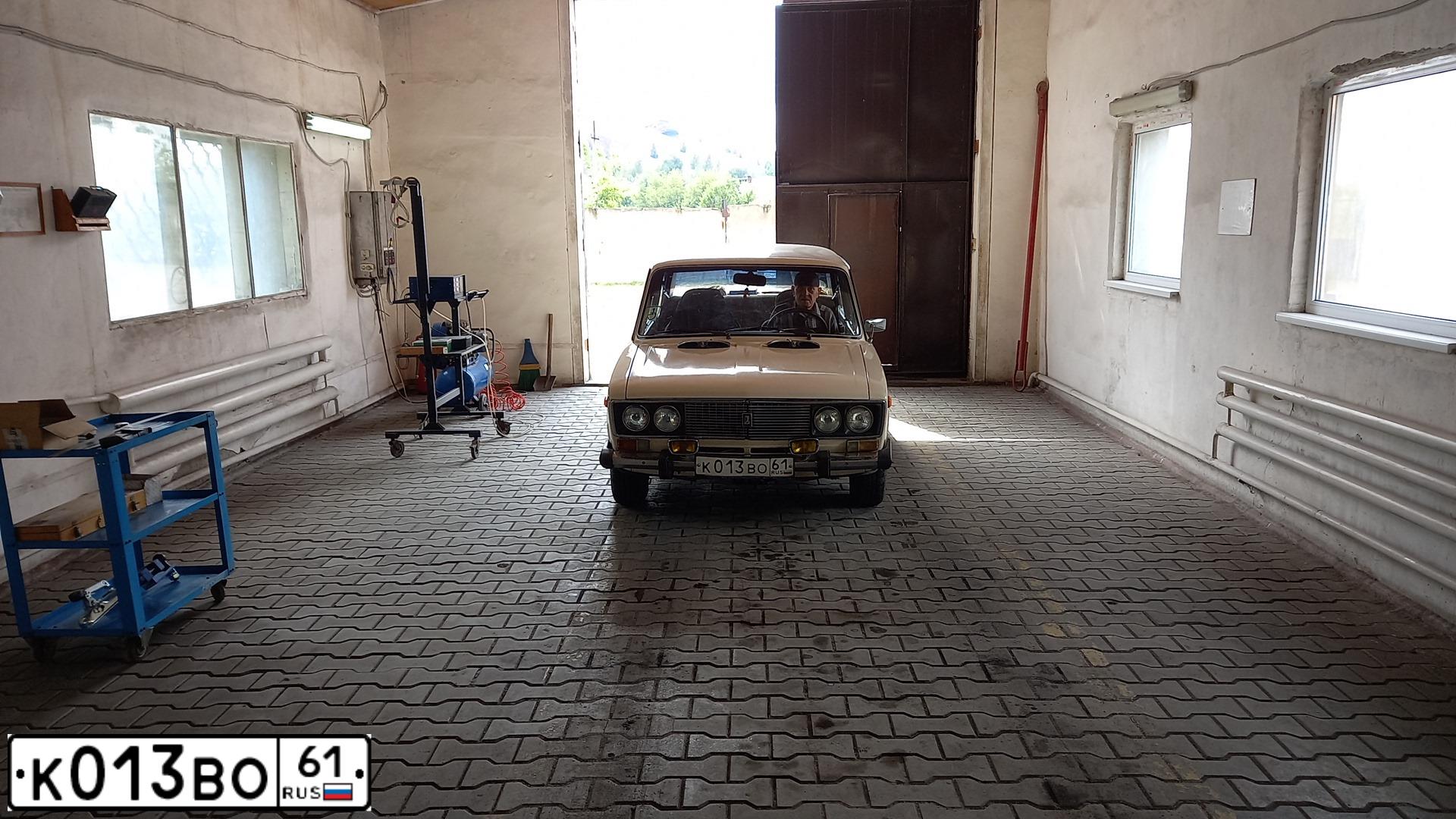 Фото автомобиля LADA 2106, 1995 — госномер М349ВО61. Цвет: БЕЛЫЙ