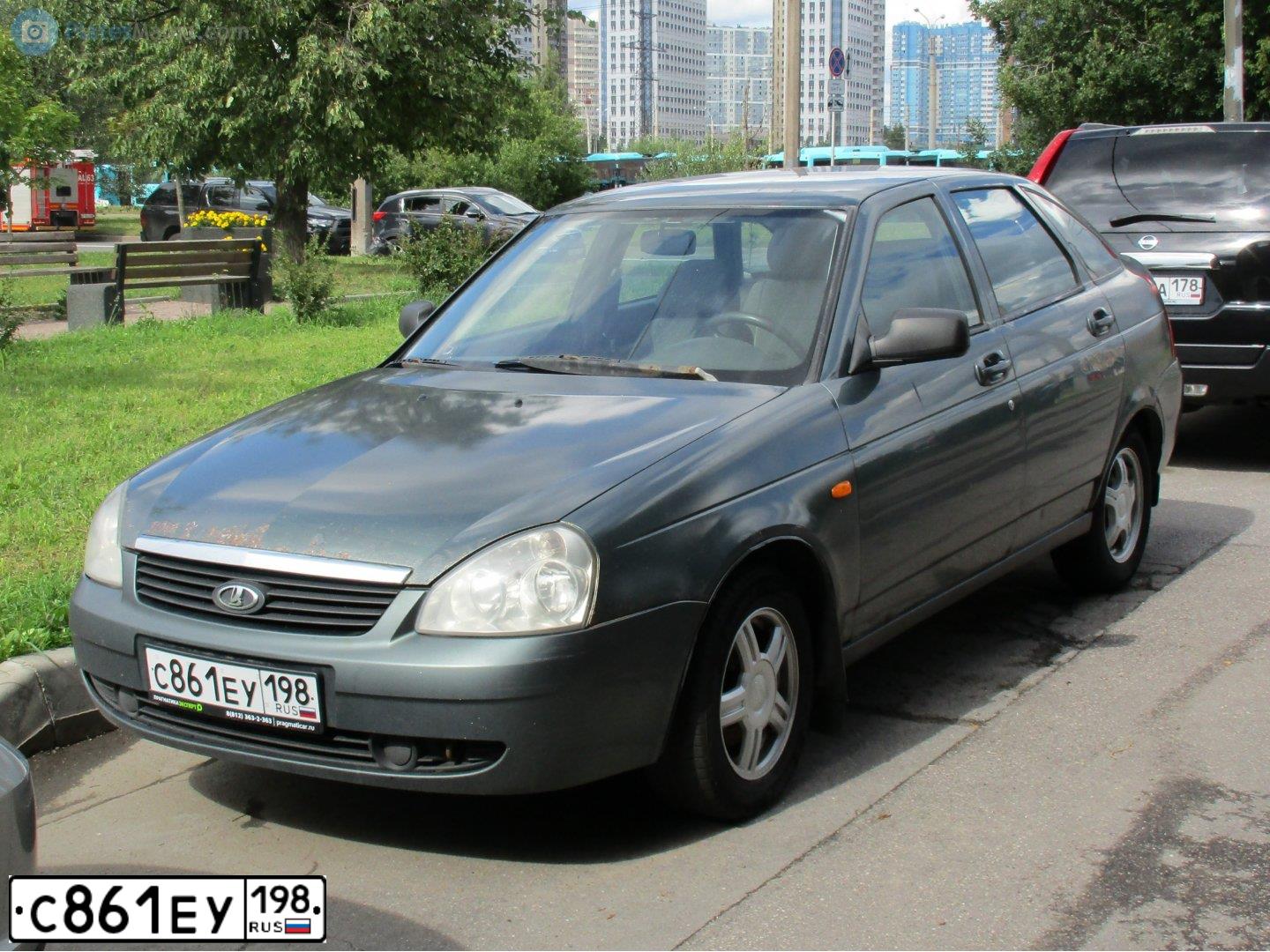 Фото автомобиля LADA 2172 PRIORA, 2009 — госномер Х013НЕ47. Цвет: СЕРО-СИНЕ-ЗЕЛЕНЫЙ