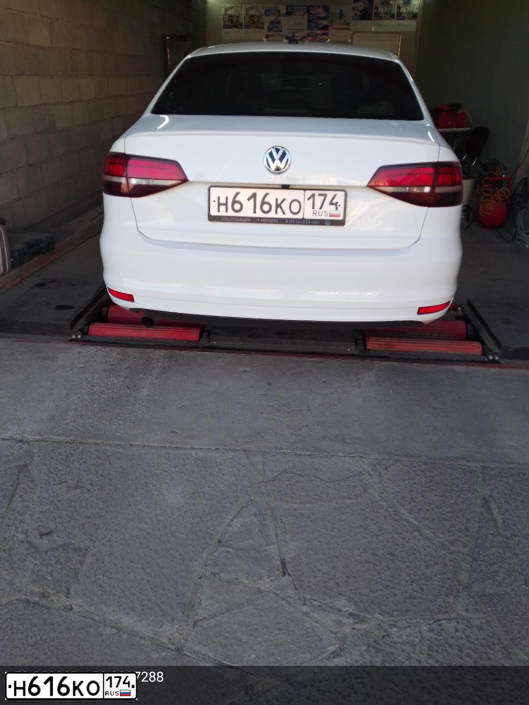 Фото автомобиля VOLKSWAGEN JETTA, 2016 — госномер Н616КО174. Цвет: Белый