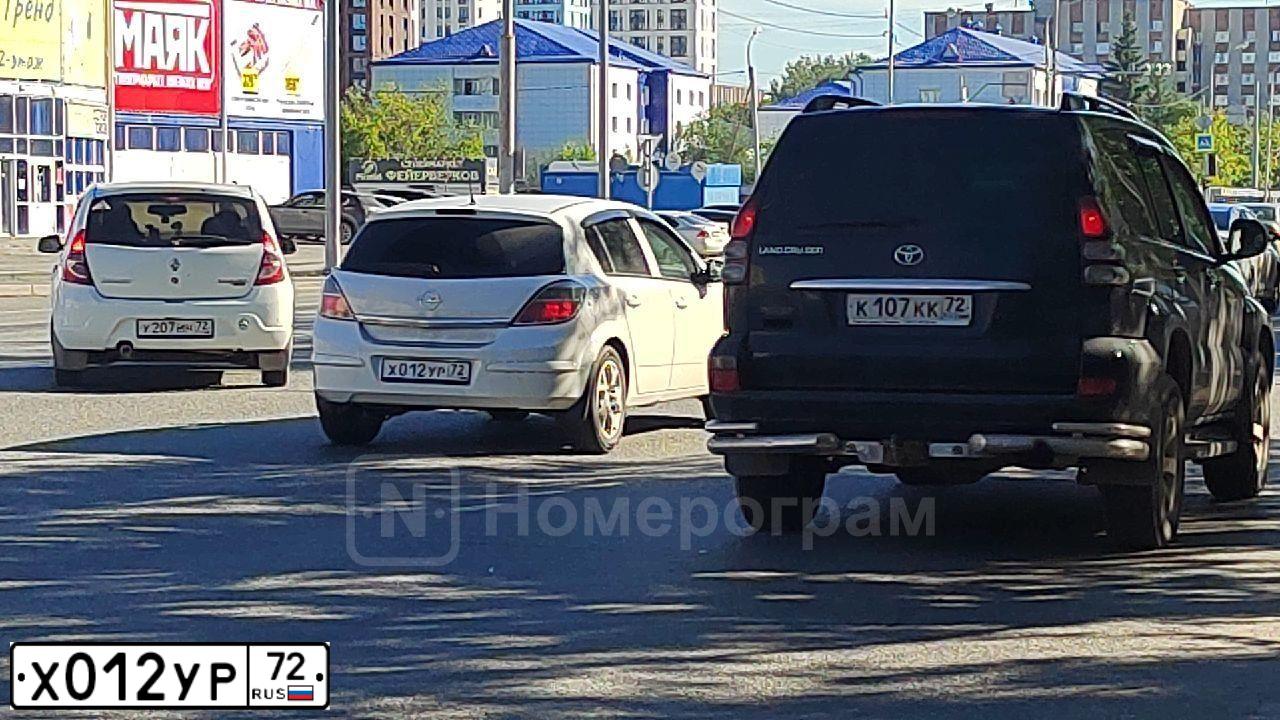 Фото автомобиля OPEL ASTRA, 2013 — госномер Х012УР72. Цвет: Белый