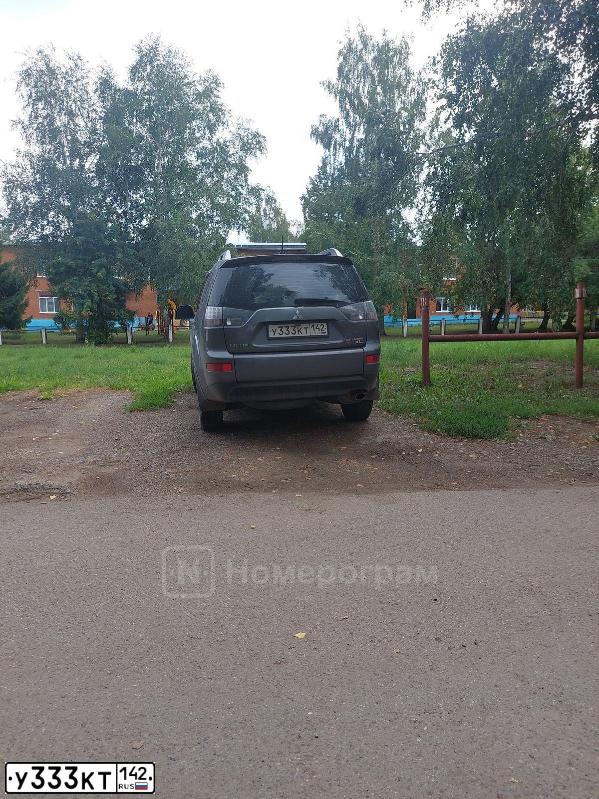 Фото автомобиля MITSUBISHI OUTLANDER, 2008 — госномер У333КТ142. Цвет: СЕРЫЙ