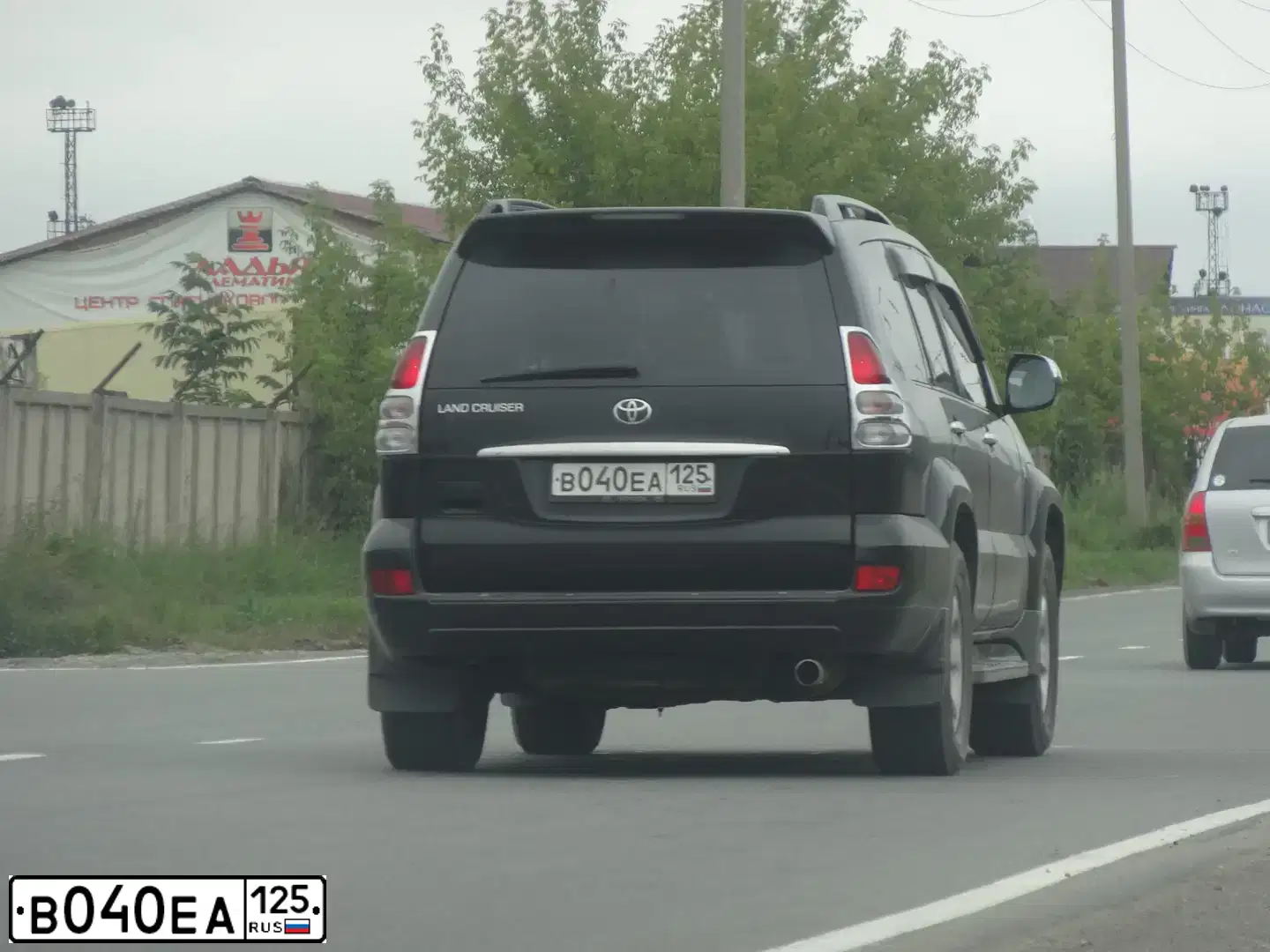 Фото автомобиля TOYOTA LANDCRUISER, 2008 — госномер В040ЕА125. Цвет: ЧЕРНЫЙ