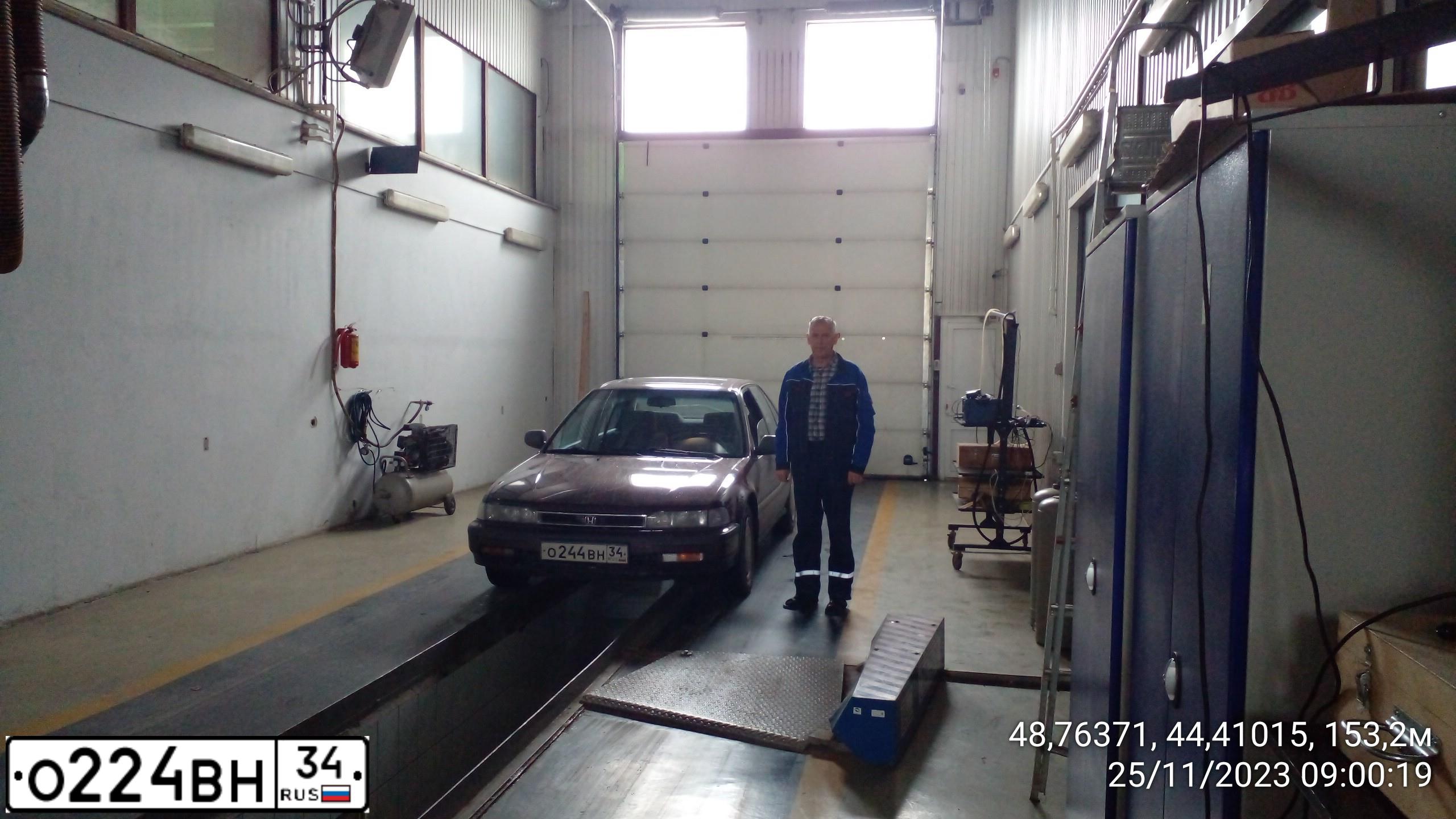 Фото автомобиля HONDA ACCORD, 1990 — госномер О244ВН34. Цвет: КРАСНЫЙ