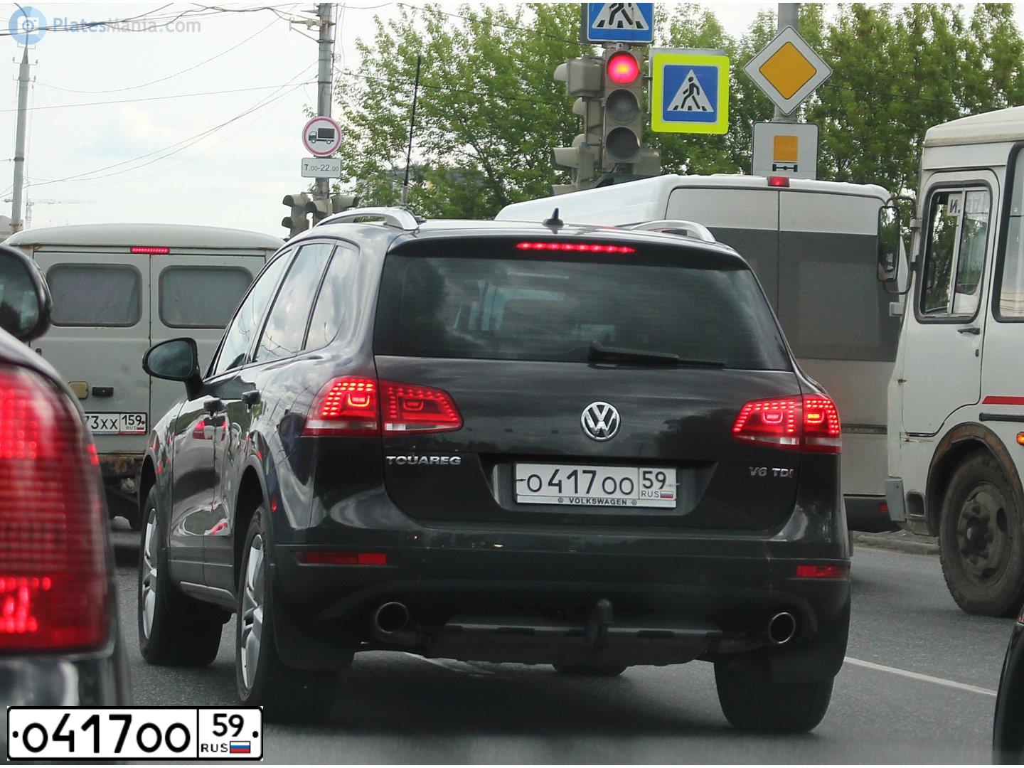 Фото автомобиля VOLKSWAGEN TOUAREG, 2012 — госномер О417ОО59. Цвет: ЧЕРНО-СЕРЫЙ