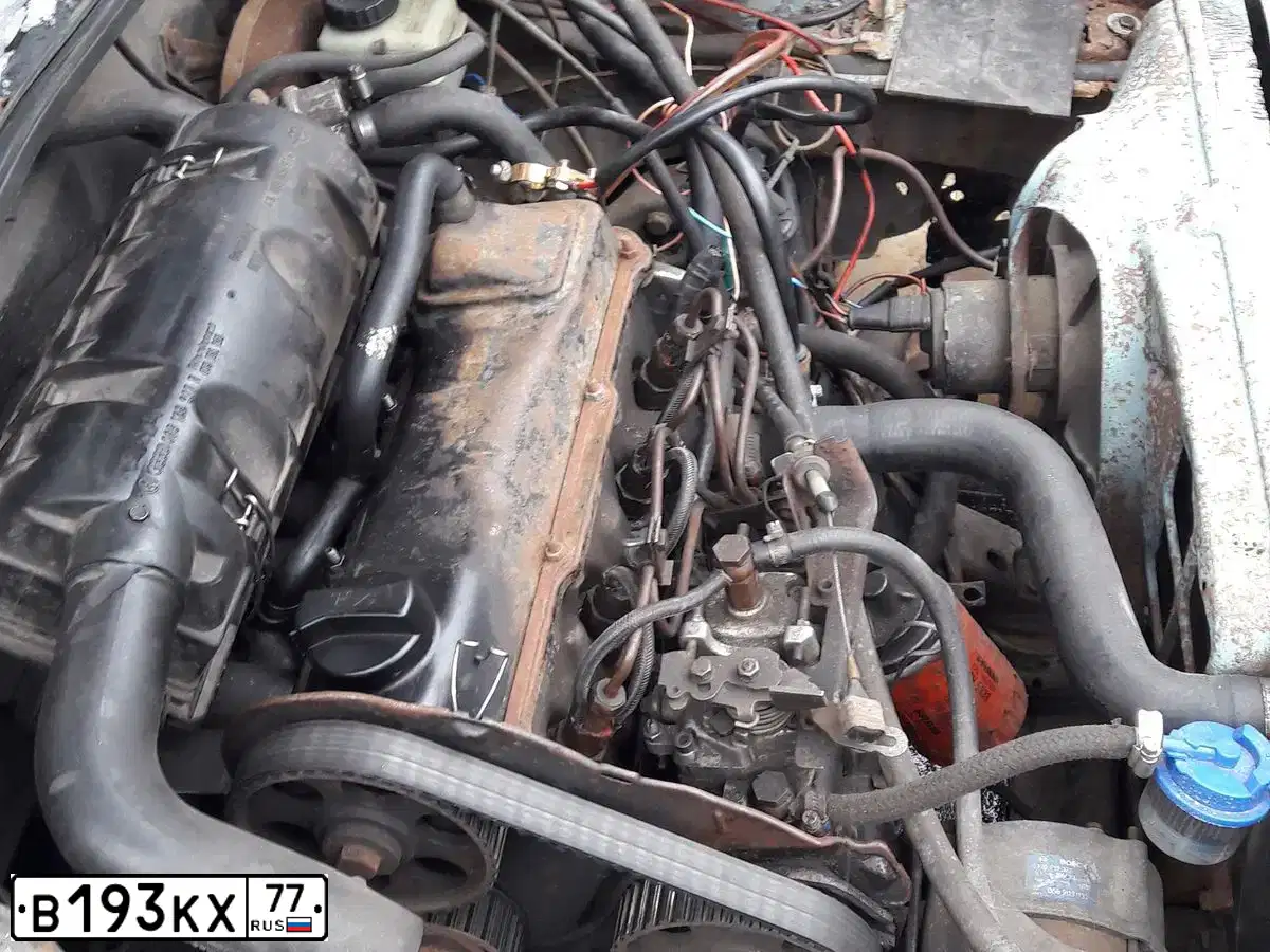 Фото автомобиля VOLKSWAGEN GOLF, 1984 — госномер В193КХ77. Цвет: СИНИЙ