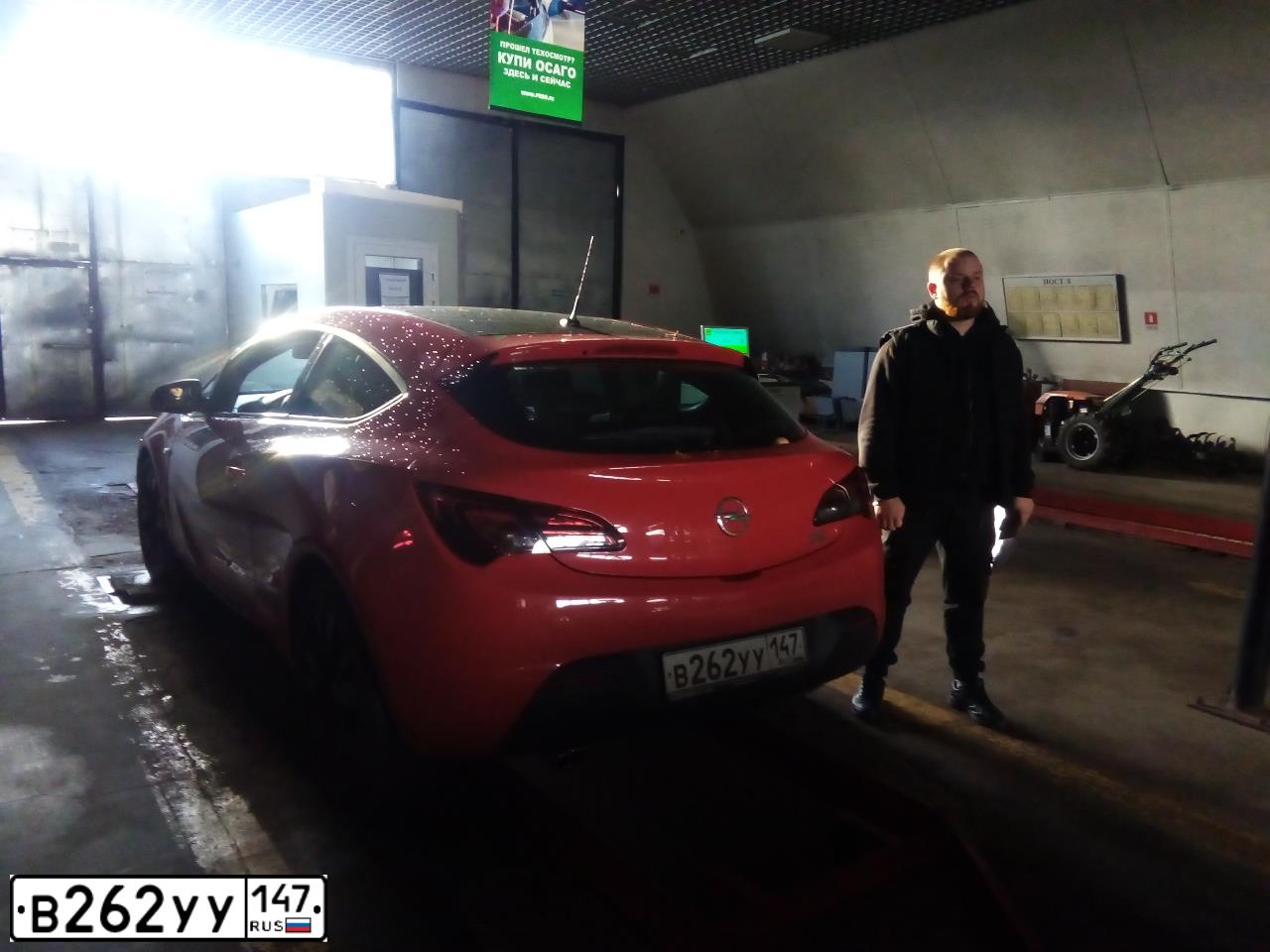 Фото автомобиля OPEL ASTRA, 2013 — госномер Е902АО147. Цвет: Красный