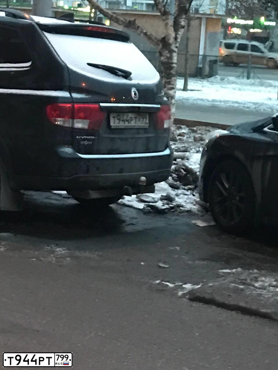 Фото автомобиля SSANGYONG KYRON, 2008 — госномер Т944РТ799. Цвет: ЧЕРНЫЙ МЕТАЛЛИК