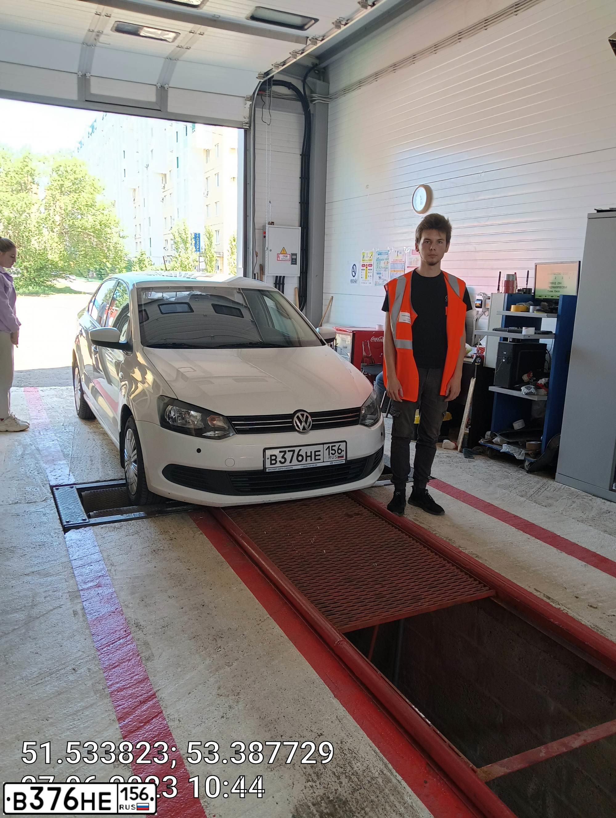 Фото автомобиля VOLKSWAGEN POLO, 2013 — госномер В376НЕ156. Цвет: Белый