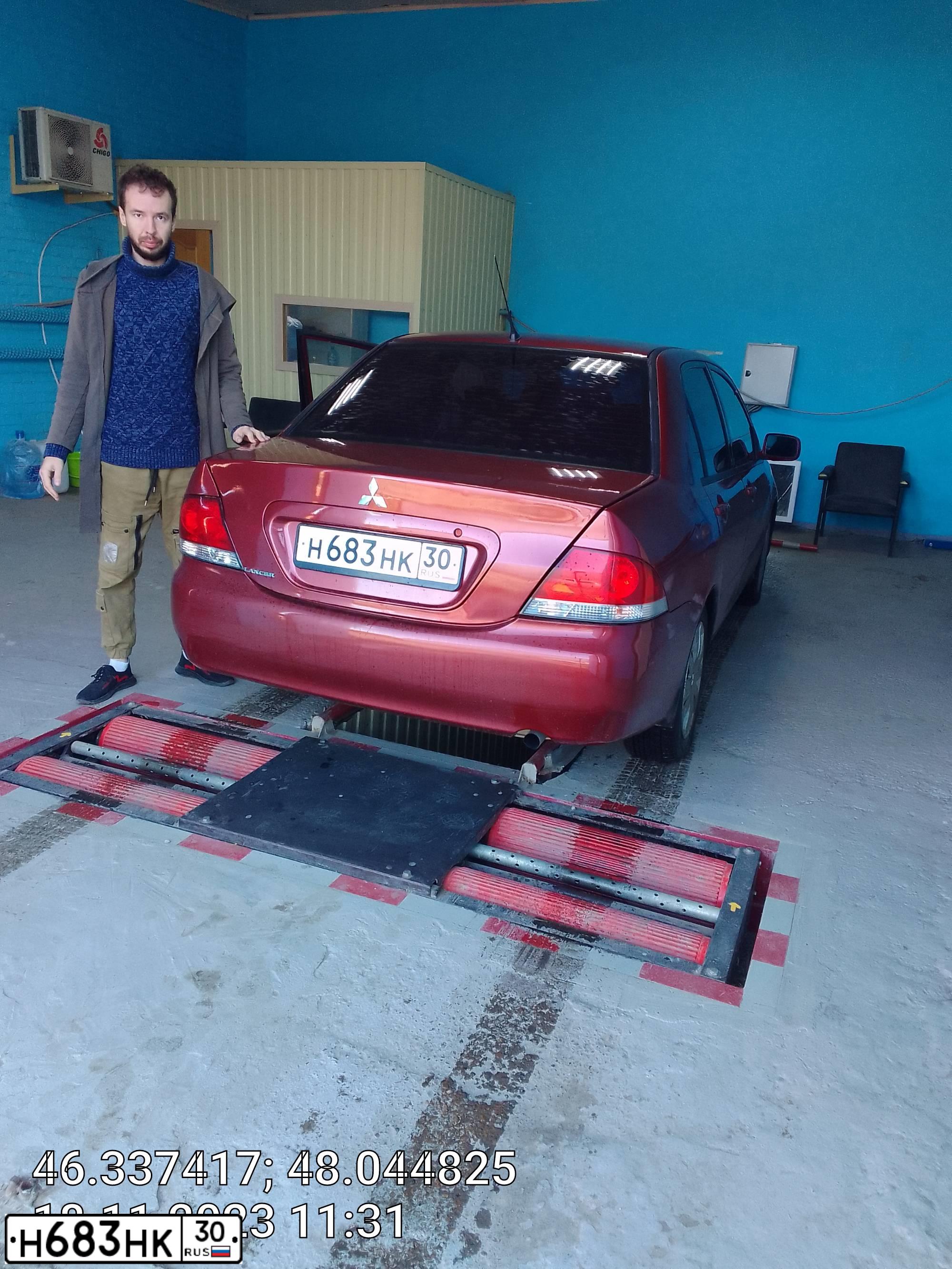 Фото автомобиля MITSUBISHI LANCER, 2003 — госномер Н683НК30. Цвет: Красный