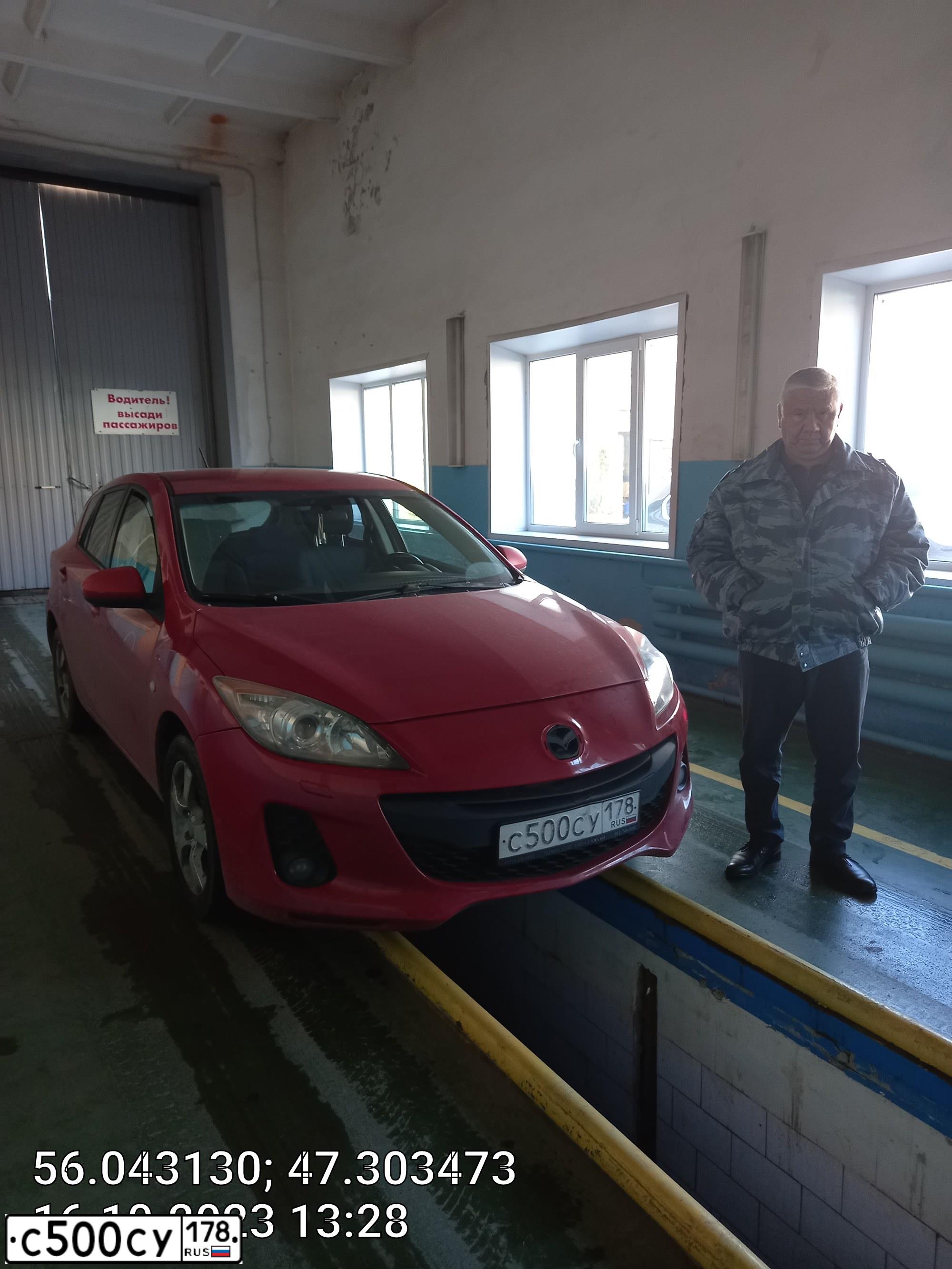 Фото автомобиля MAZDA A 3, 2012 — госномер Н577ЕР21. Цвет: Красный
