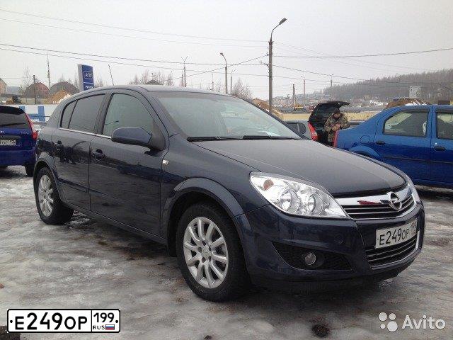 Фото автомобиля OPEL ASTRA, 2008 — госномер Е249ОР199. Цвет: Темно-синий