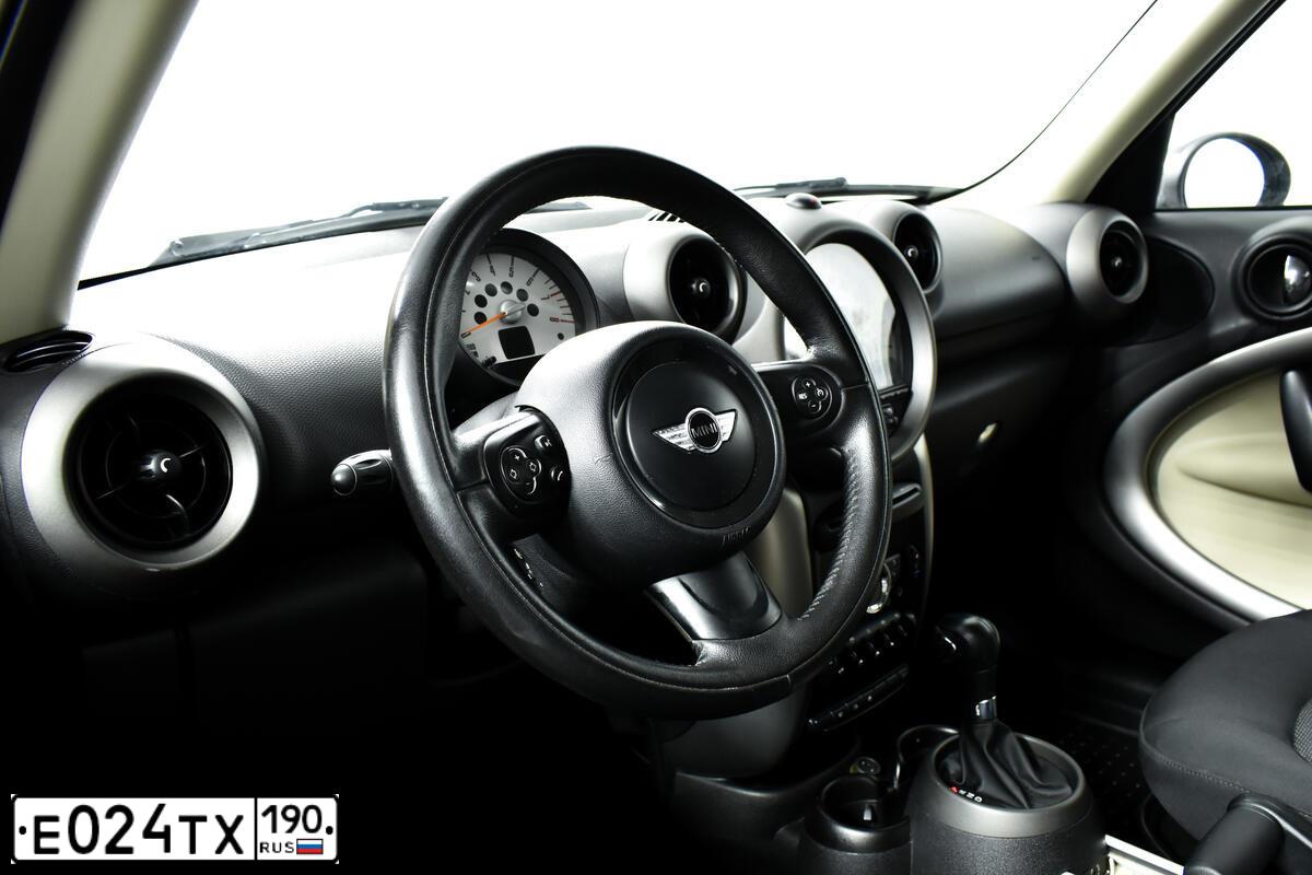 Фото автомобиля MINI MINI COOPER COUNTRYMAN, 2012 — госномер Е024ТХ190. Цвет: БЕЛЫЙ ЧЕРНЫЙ