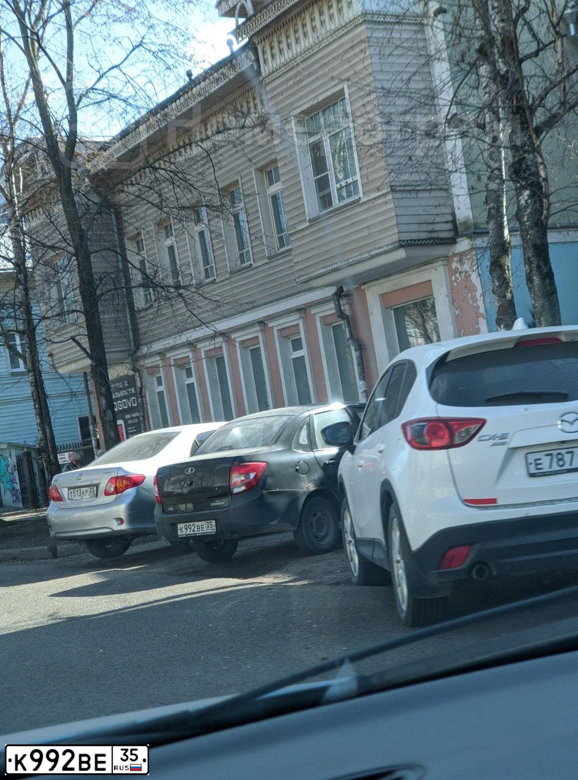 Фото автомобиля LADA 2190 GRANTA, 2013 — госномер К992ВЕ35. Цвет: ЧЕРНЫЙ