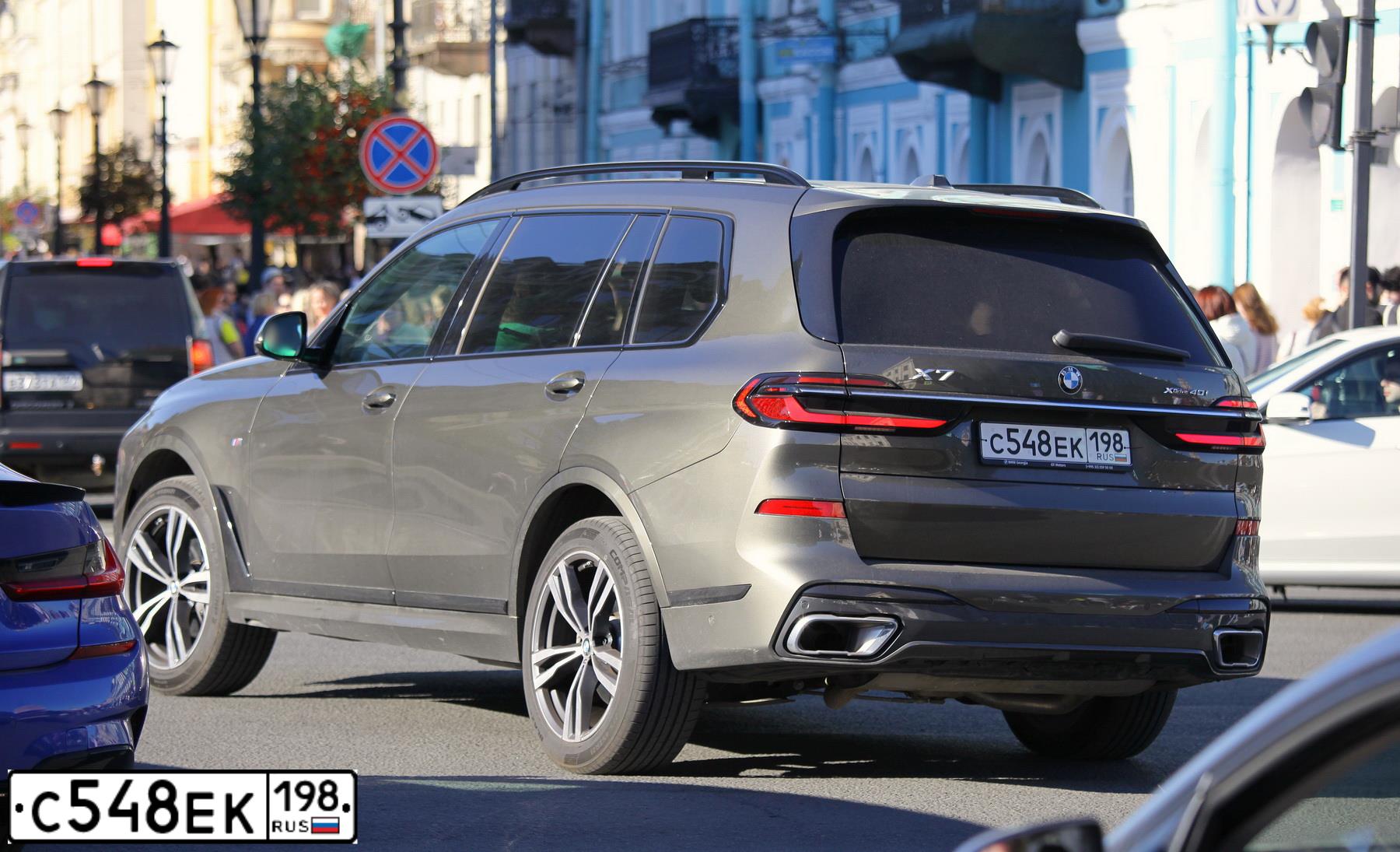 Фото автомобиля BMW X7 XDRIVE40I, 2023 — госномер С548ЕК198. Цвет: ЗЕЛЕНЫЙ