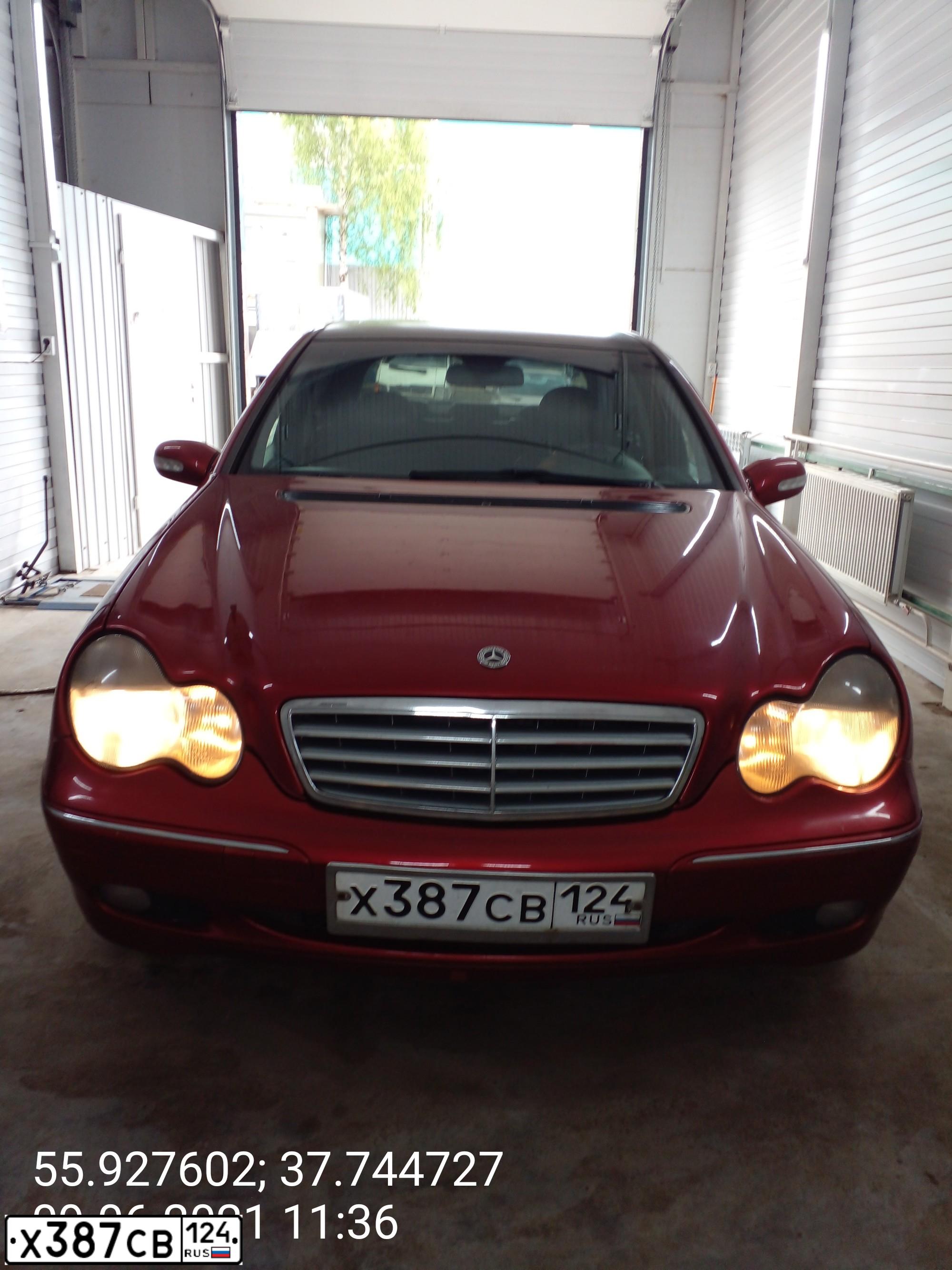 Фото автомобиля MERCEDES C-KLASSE, 2000 — госномер У200ЕТ99. Цвет: КРАСНЫЙ МЕТАЛЛИК