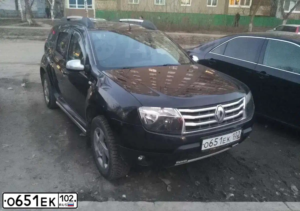 Фото автомобиля RENAULT DUSTER, 2012 — госномер О651ЕК102. Цвет: ЧЕРНЫЙ