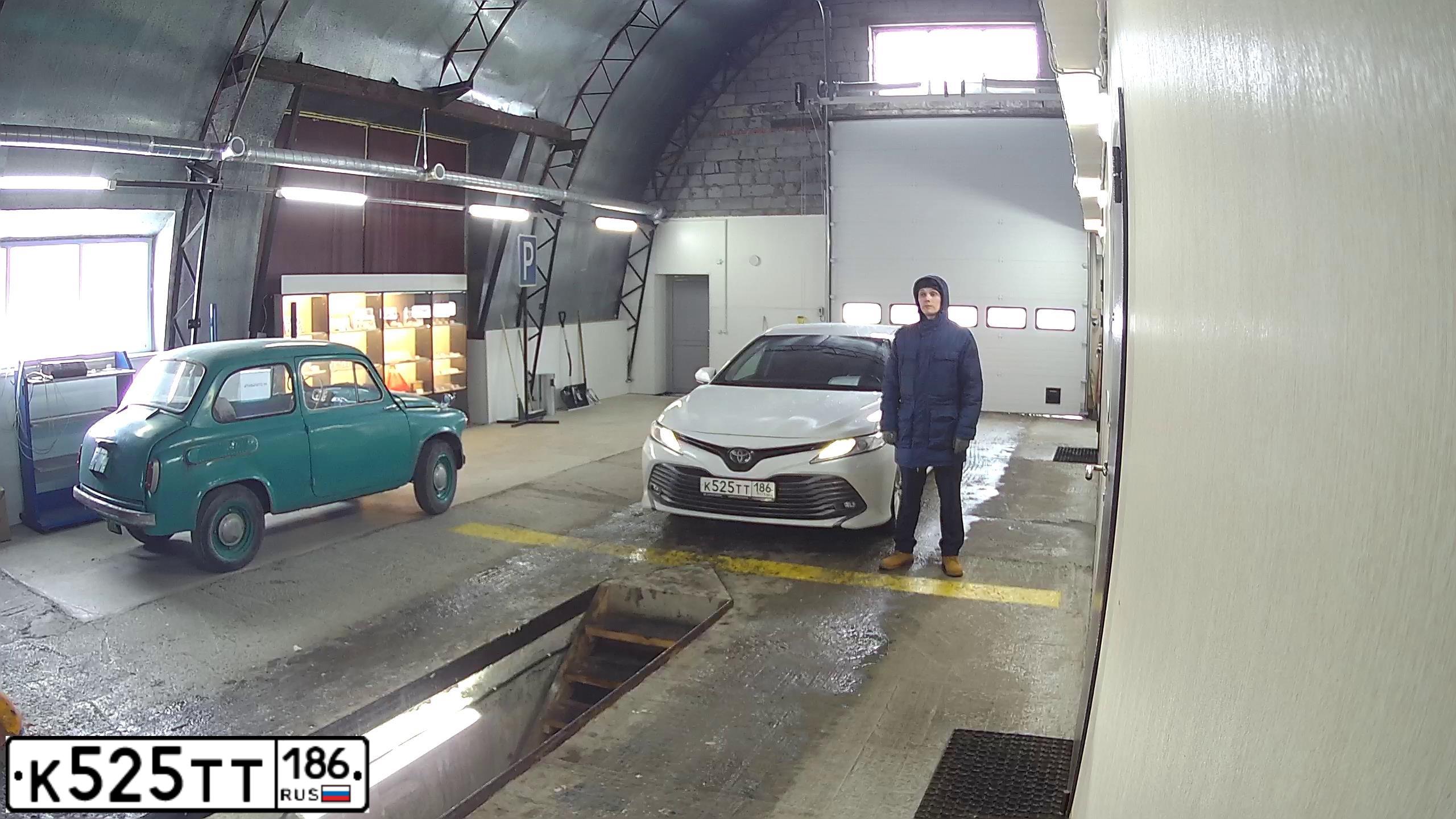 Фото автомобиля TOYOTA CAMRY, 2019 — госномер Р101ХМ72. Цвет: БЕЛЫЙ-ЖЕЛТЫЙ-СЕРЫЙ