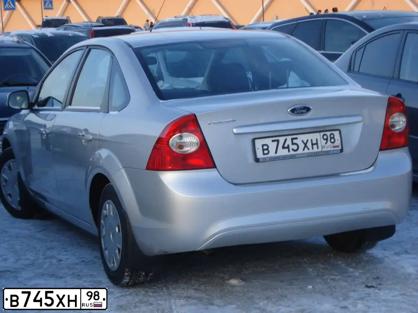 Фото автомобиля FORD FOCUS, 2010 — госномер Е389НВ53. Цвет: Серебристый