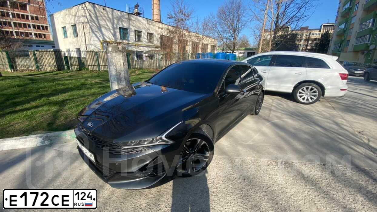 Фото автомобиля KIA DL3 (K5), 2020 — госномер Е172СЕ124. Цвет: Серый