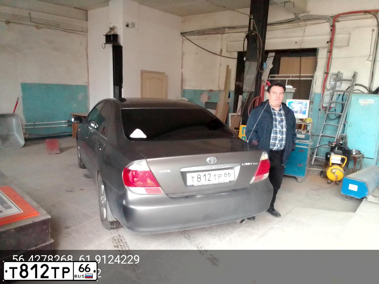 Фото автомобиля TOYOTA CAMRY, 2005 — госномер Т812ТР66. Цвет: СЕРЫЙ