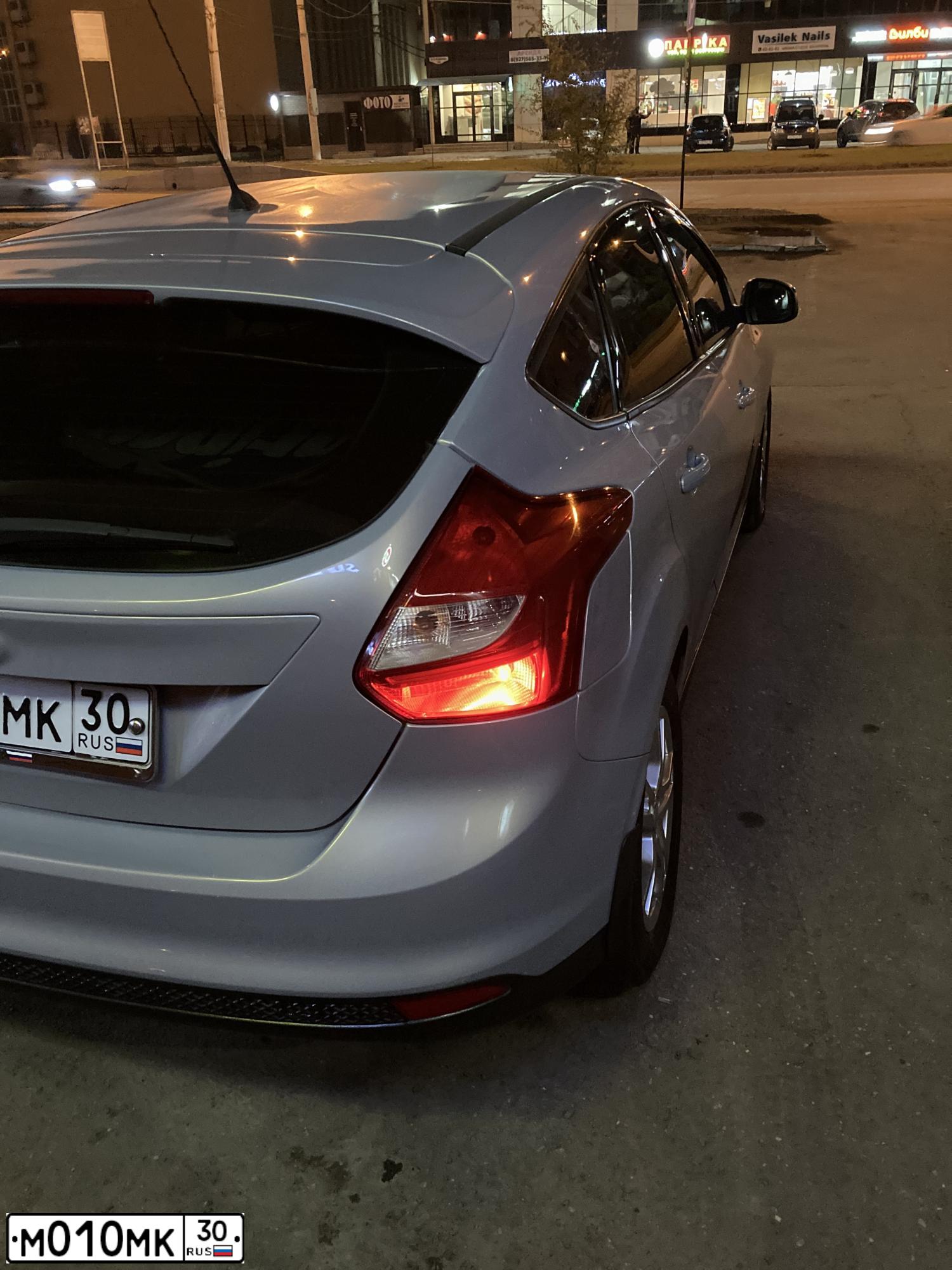 Фото автомобиля FORD FOCUS, 2011 — госномер М010МК30. Цвет: Серо-голубой