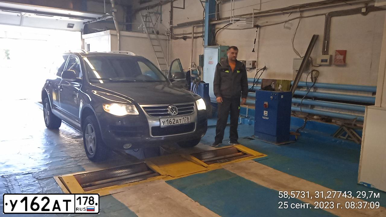 Фото автомобиля VOLKSWAGEN TOUAREG, 2009 — госномер К716КС53. Цвет: ЧЕРНО-СЕРЫЙ