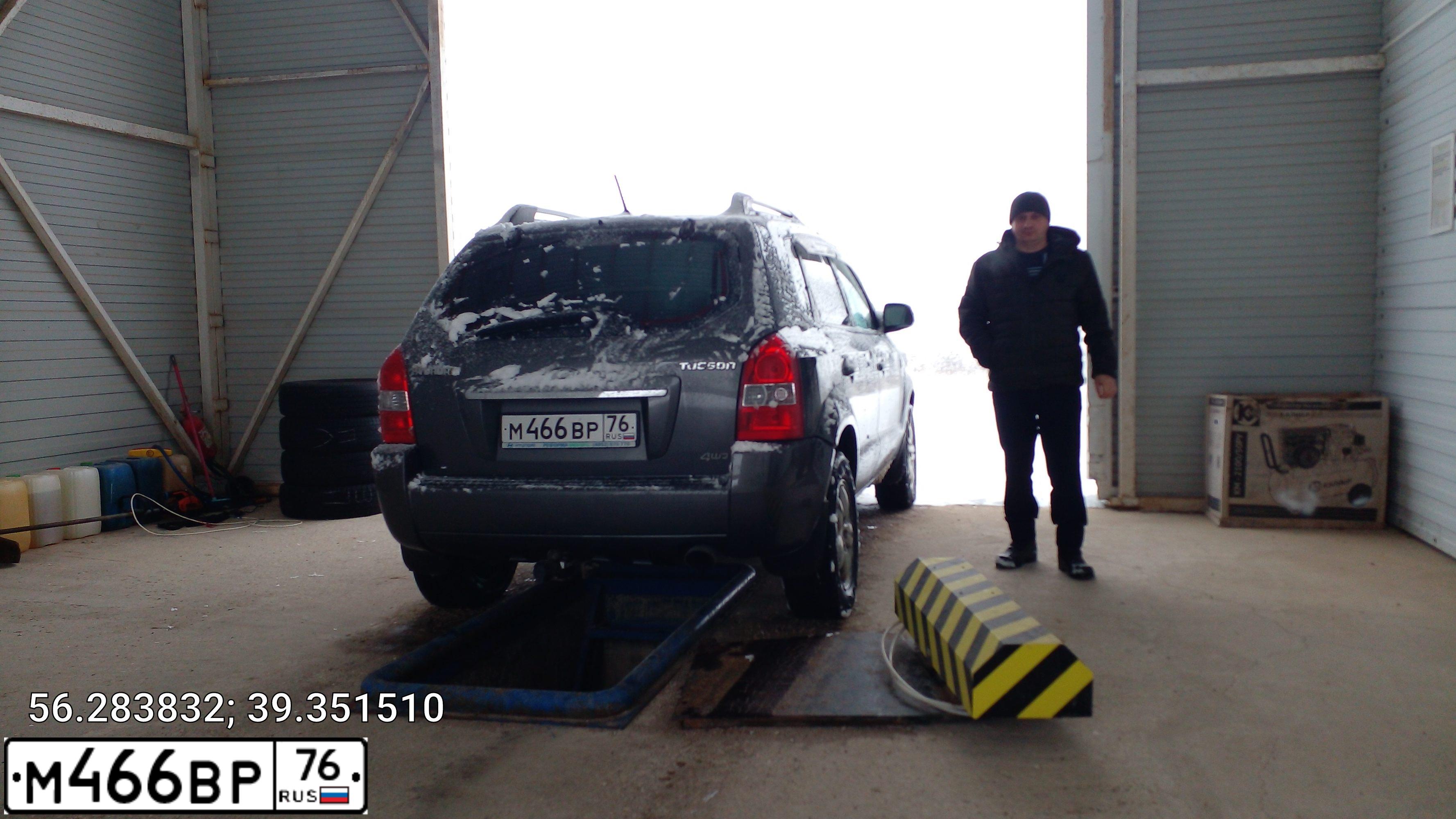 Фото автомобиля HYUNDAI TUCSON, 2008 — госномер У879РК76. Цвет: ТЕМНО-СЕРЫЙ