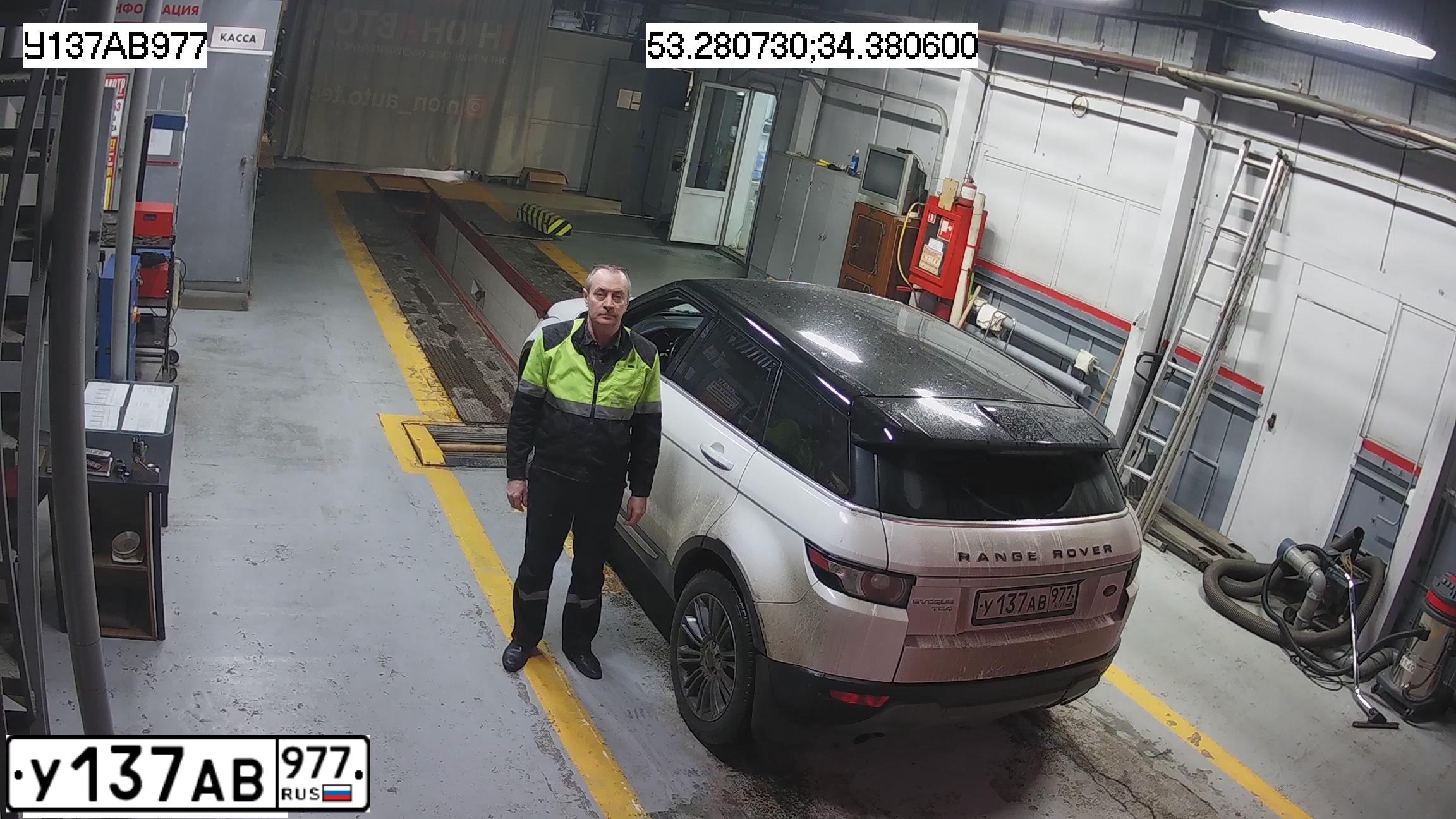 Фото автомобиля LANDROVER RANGE ROVER EVOQUE, 2011 — госномер О216ЕТ32. Цвет: ЯРКО-БЕЛЫЙ