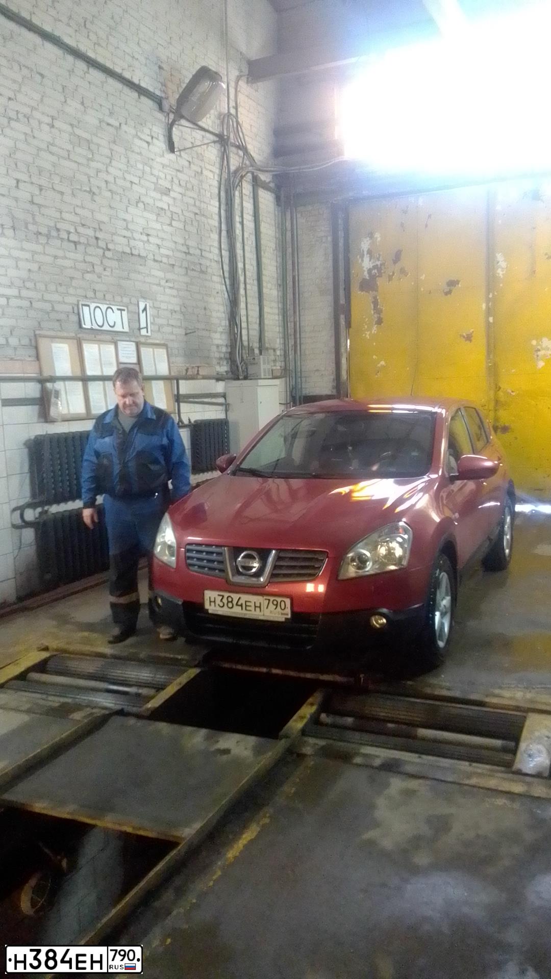 Фото автомобиля NISSAN QASHQAI, 2007 — госномер Н384ЕН790. Цвет: Красный