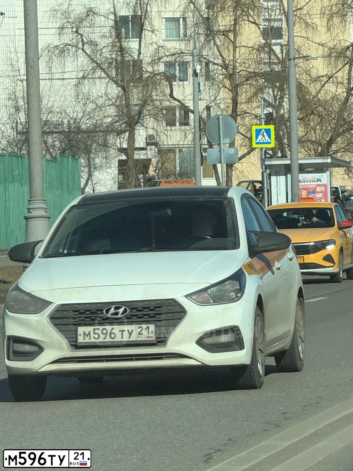 Фото автомобиля HYUNDAI SOLARIS, 2017 — госномер М596ТУ21. Цвет: БЕЛЫЙ ЖЕЛТЫЙ СЕРЫЙ