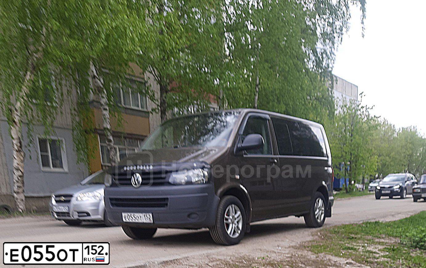 Фото автомобиля VOLKSWAGEN CARAVELLE, 2011 — госномер Е055ОТ152. Цвет: Коричневый