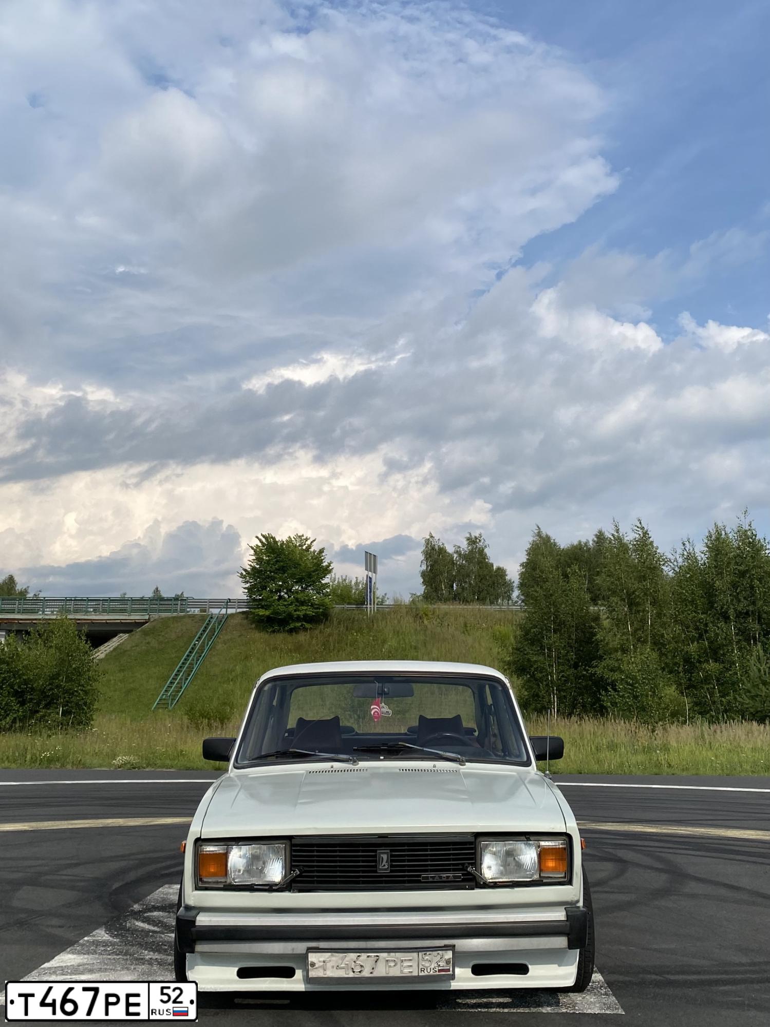 Фото автомобиля LADA 2105, 1983 — госномер Р264ХЕ33. Цвет: Белый