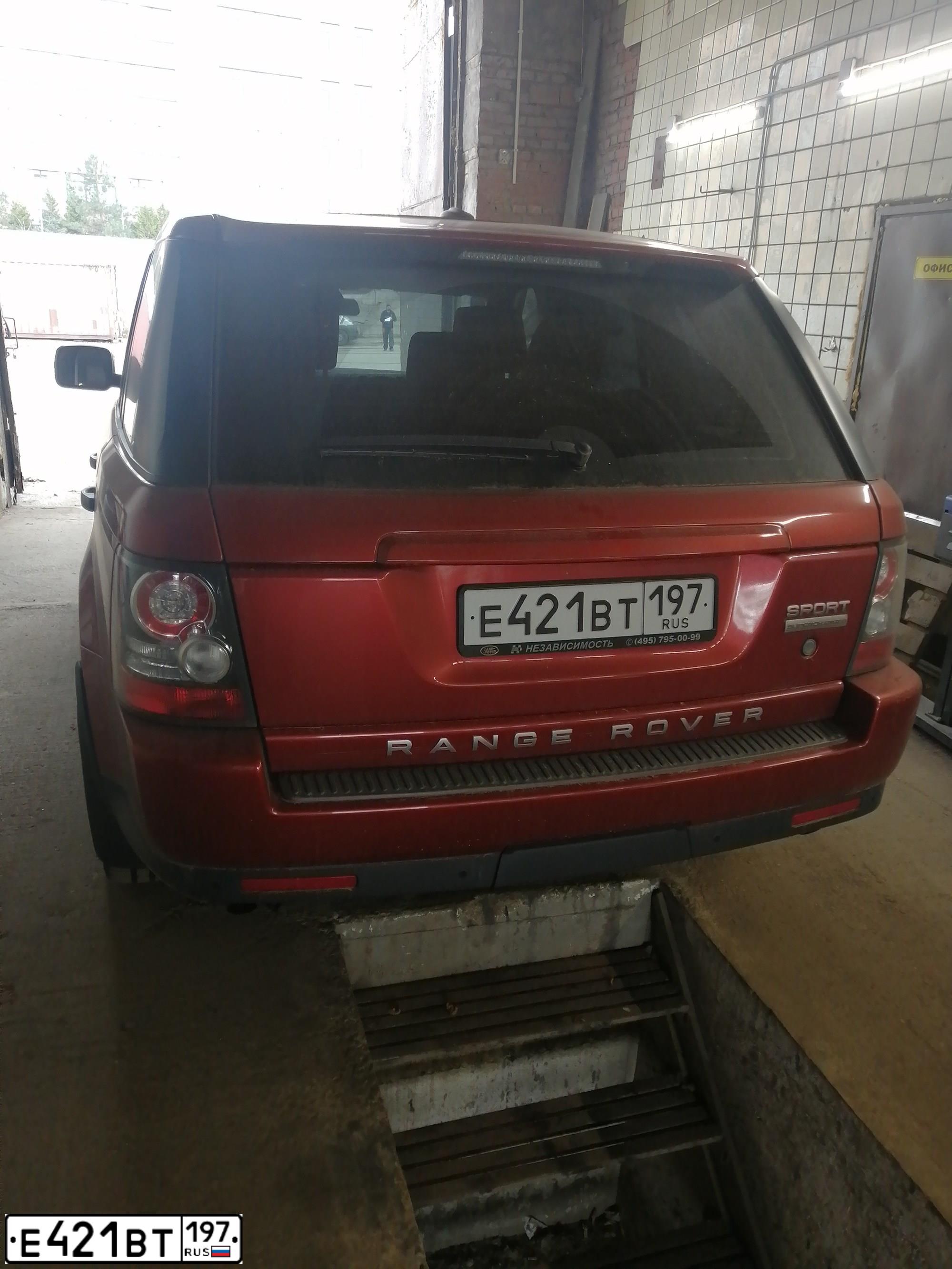 Фото автомобиля LANDROVER RANGE ROVER SPORT, 2010 — госномер Е421ВТ197. Цвет: КРАСНЫЙ