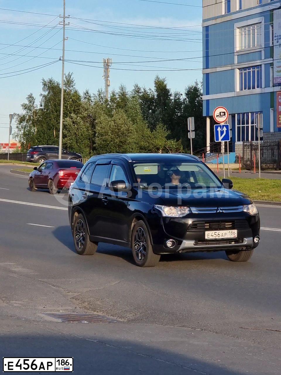 Фото автомобиля MITSUBISHI OUTLANDER, 2014 — госномер Е456АР186. Цвет: ЧЕРНЫЙ