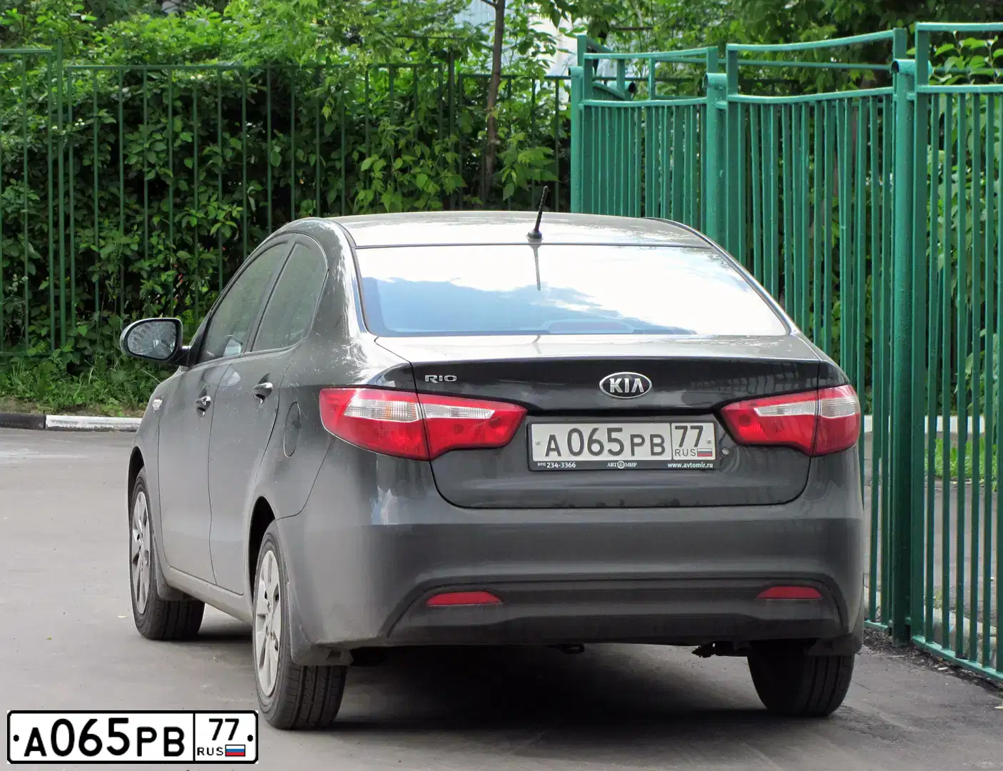 Фото автомобиля KIA RIO, 2013 — госномер Р015ВМ790. Цвет: ЧЕРНЫЙ