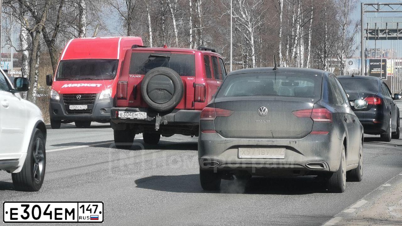 Фото автомобиля TANK GWM  300, 2023 — госномер Е304ЕМ147. Цвет: Красный