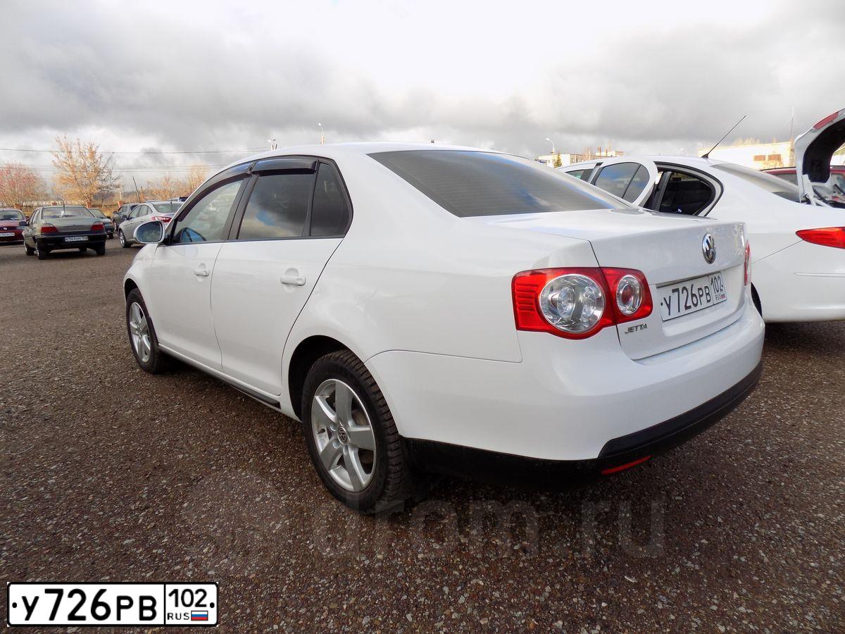 Фото автомобиля VOLKSWAGEN JETTA, 2010 — госномер С555КО02. Цвет: Белый