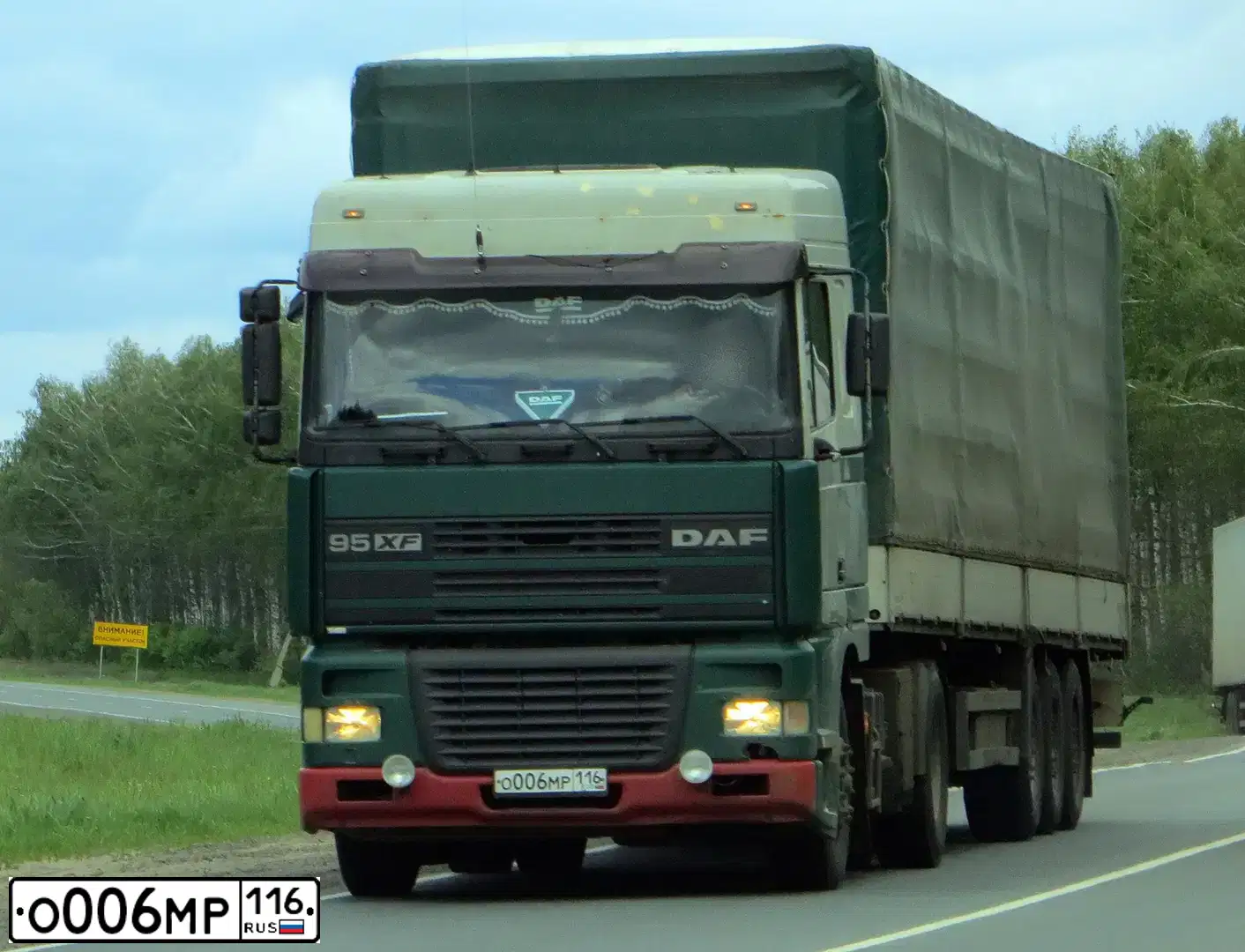 Фото автомобиля DAF XF 95 FT /4X2/, 1999 — госномер О006МР116. Цвет: ЗЕЛЕНЫЙ
