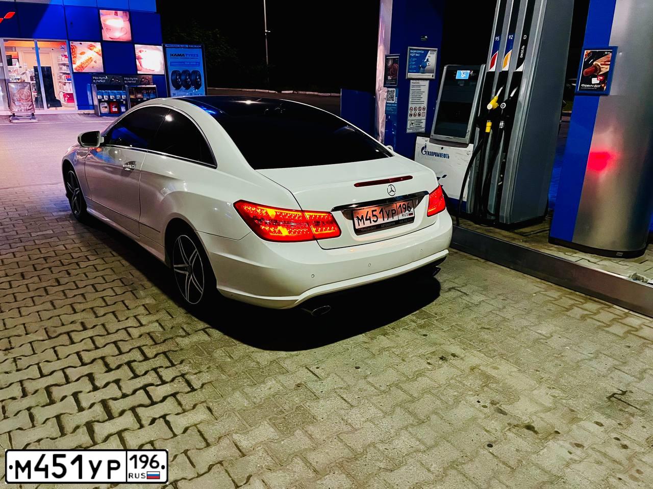 Фото автомобиля MERCEDES E-KLASSE, 2009 — госномер М451УР196. Цвет: Белый